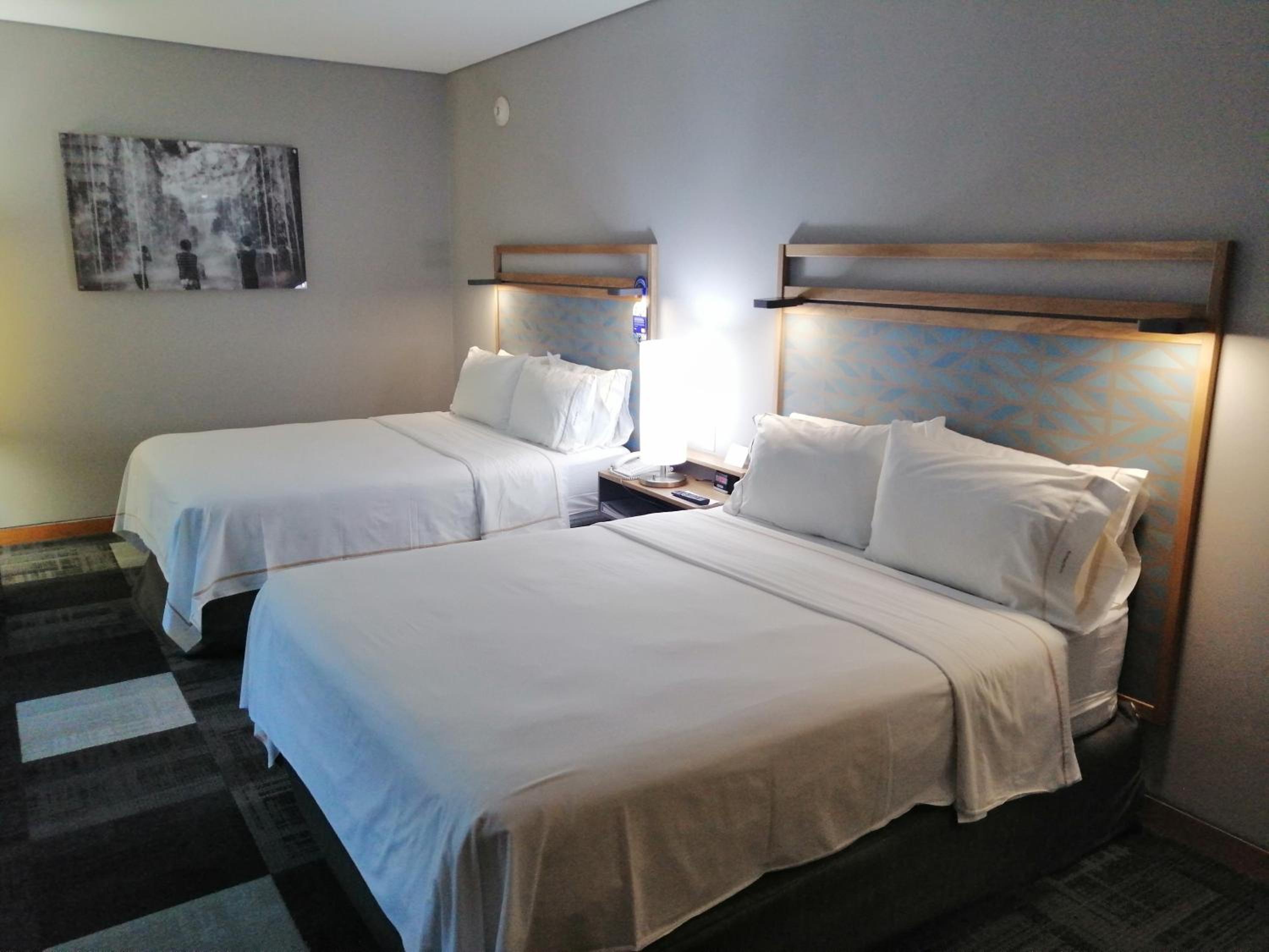 Standard Double Room with Two Double Beds thumbnail 6