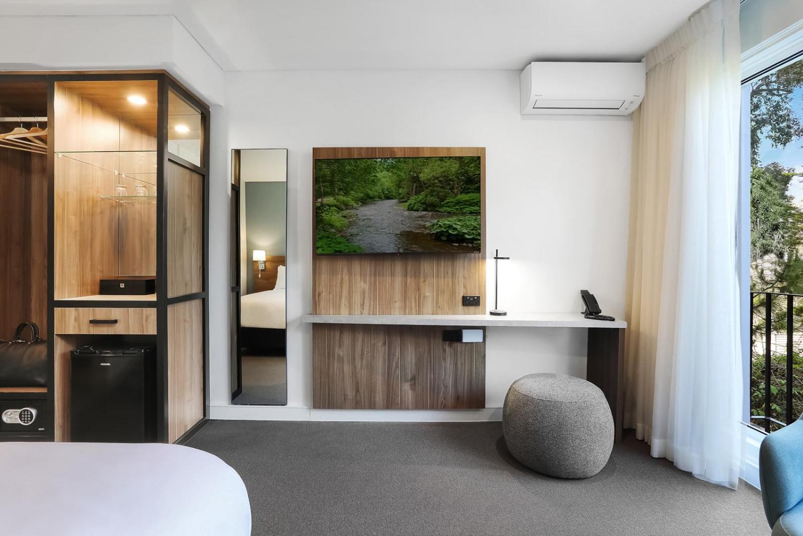 Deluxe Queen Room - Photo 8