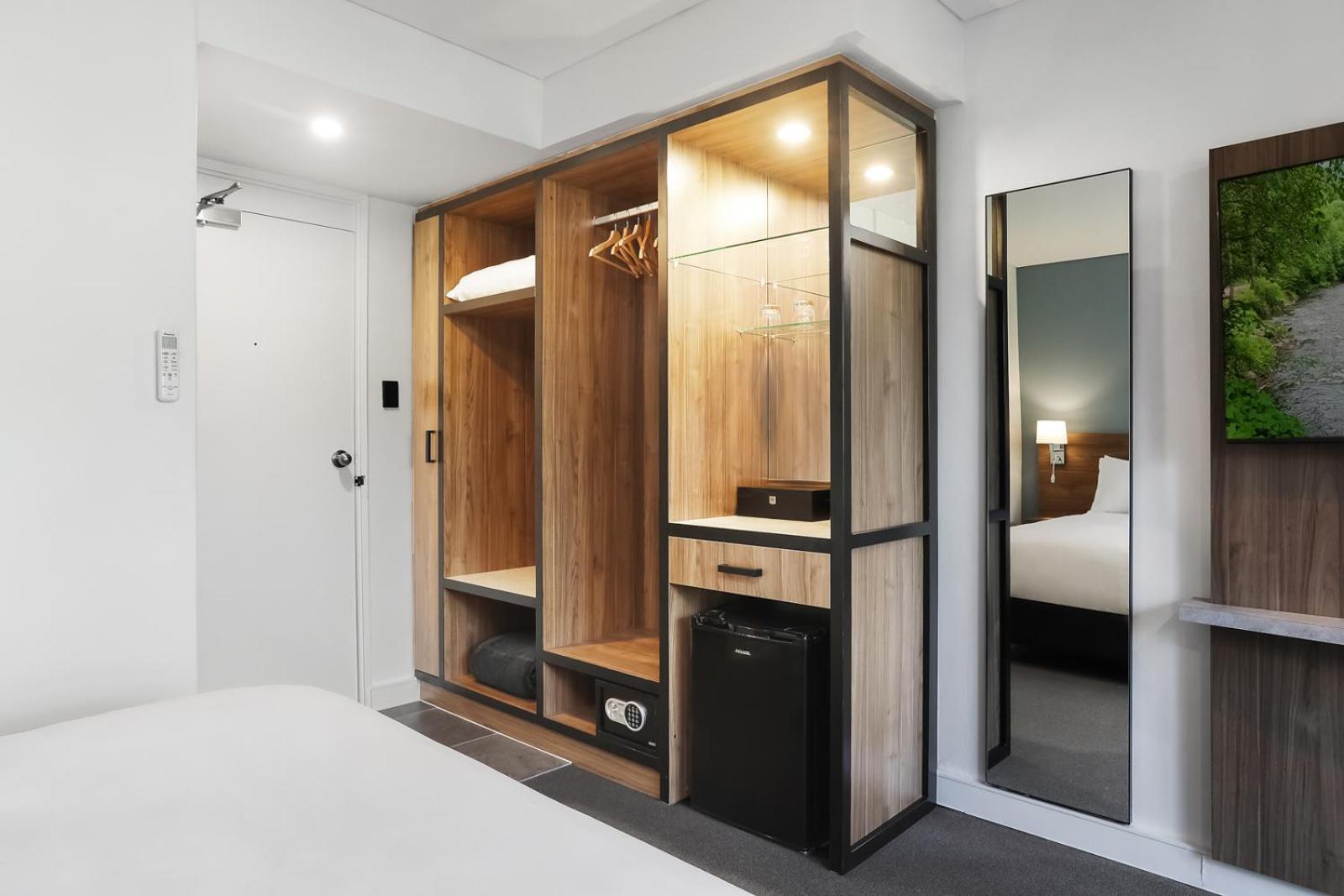 Deluxe Queen Room - Photo 7