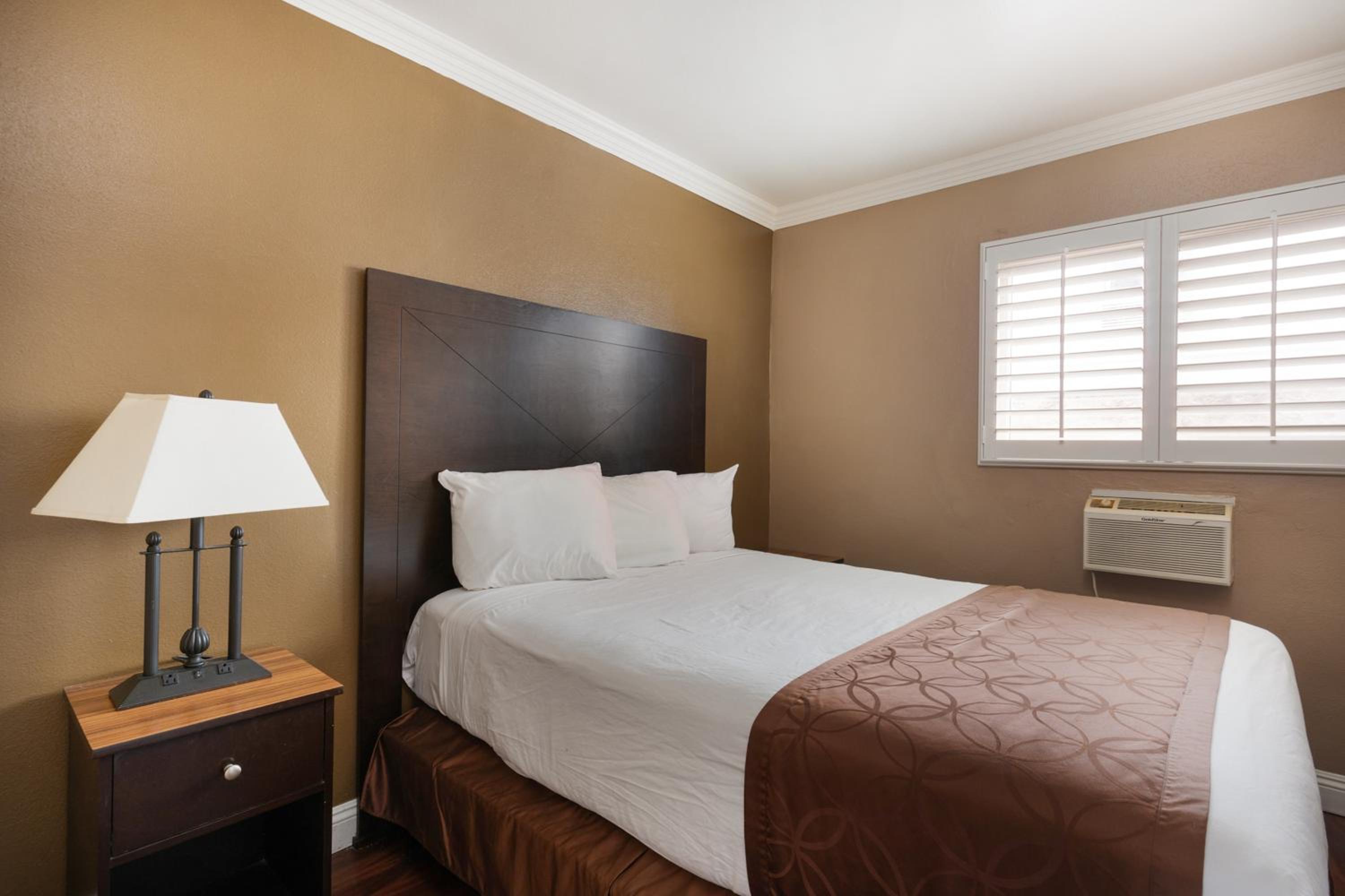2 Double Beds 1 Queen Bed Suite Non-Smoking - Photo 2