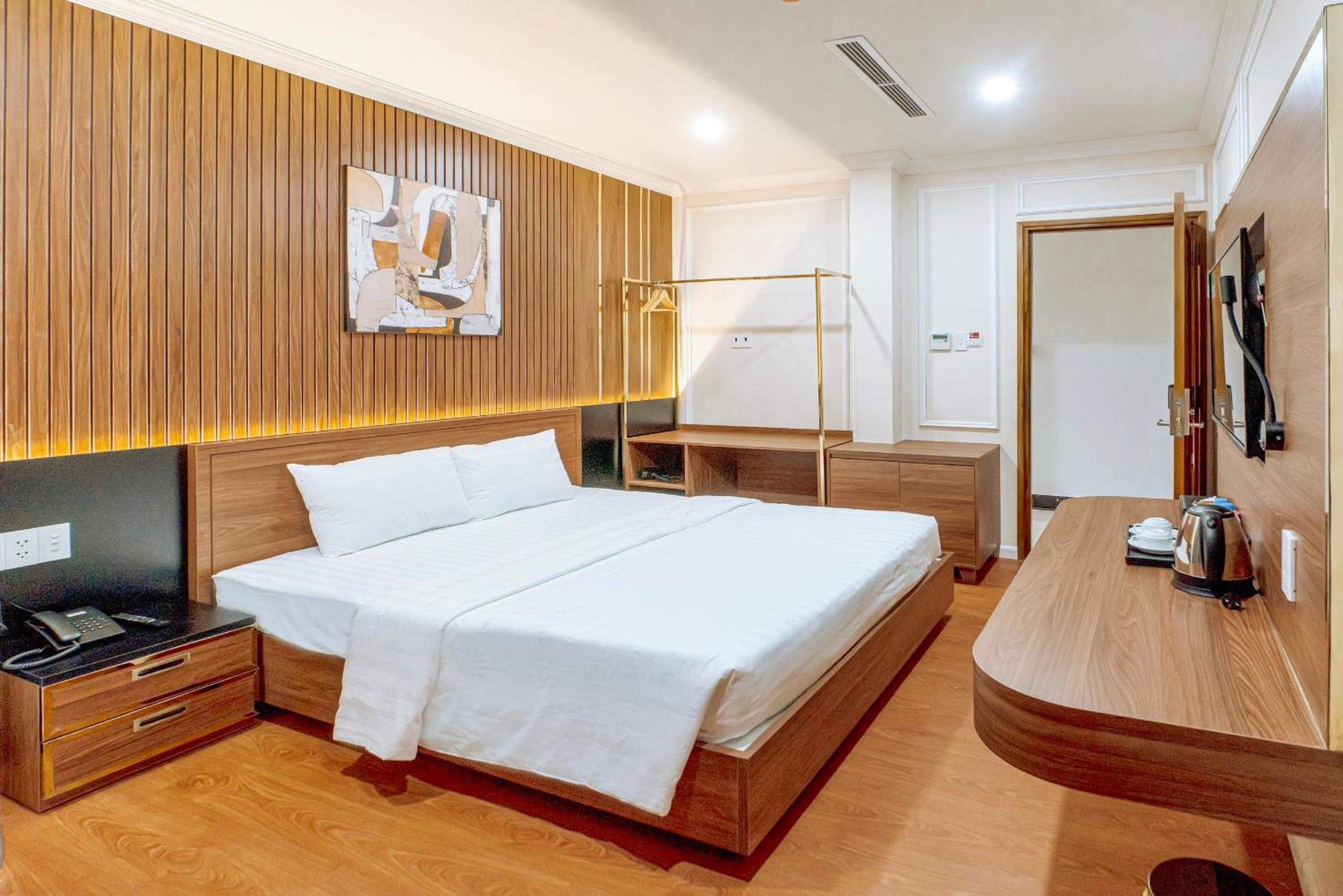 Deluxe Double Room with Balcony - Photo 3