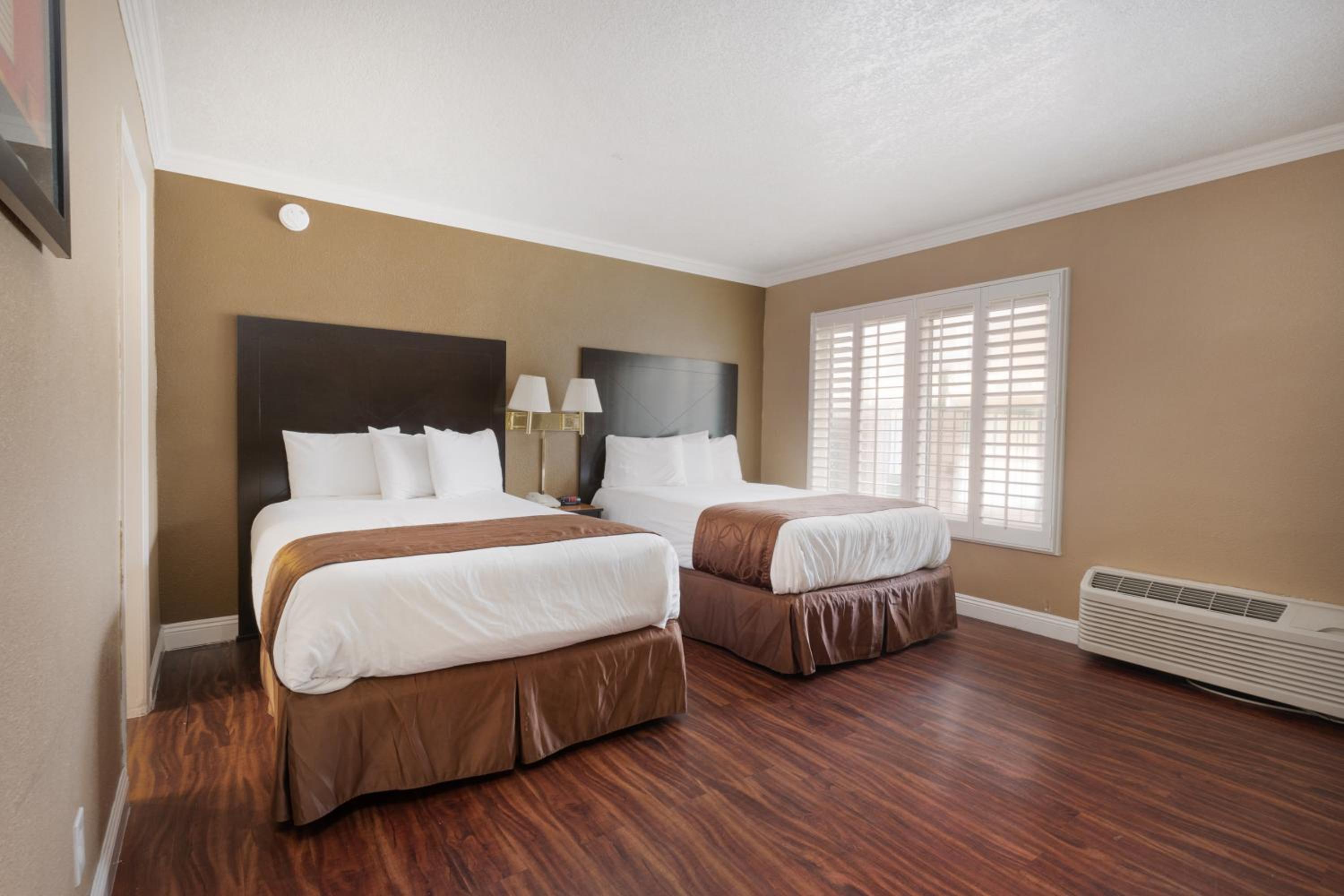 2 Queen Beds Deluxe Non-Smoking - Photo 3