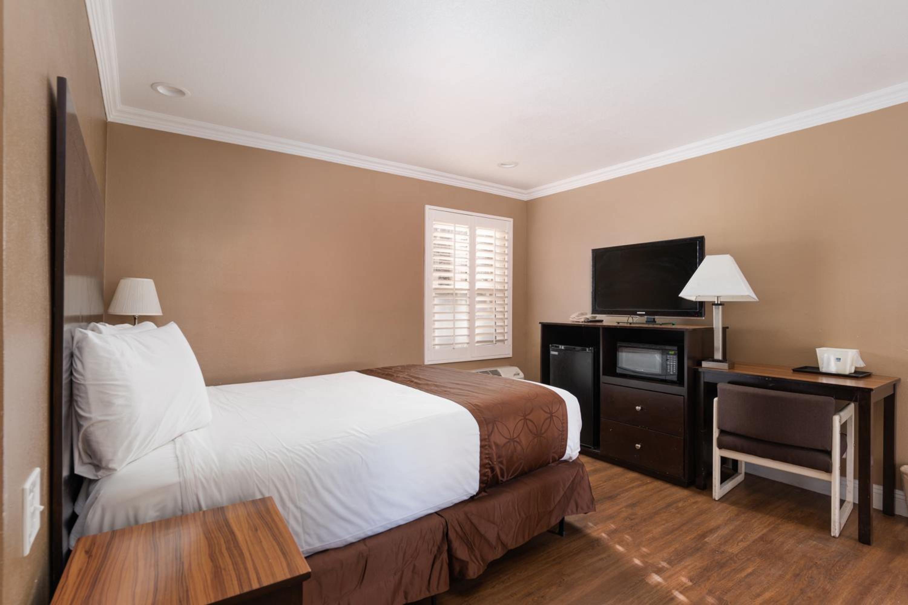 1 Queen Bed Non-Smoking - Photo 2