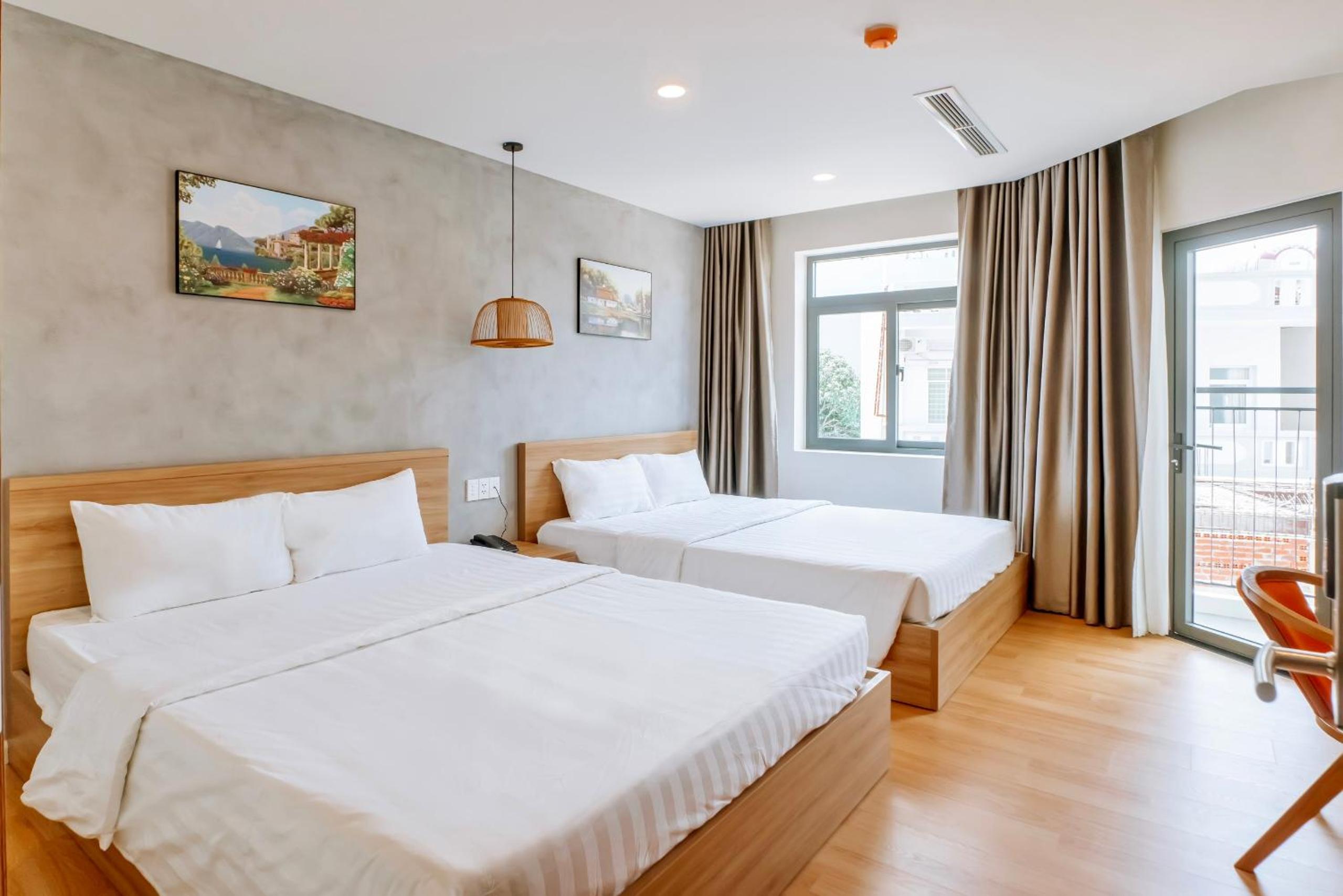 Quadruple Room with Balcony - Photo 2