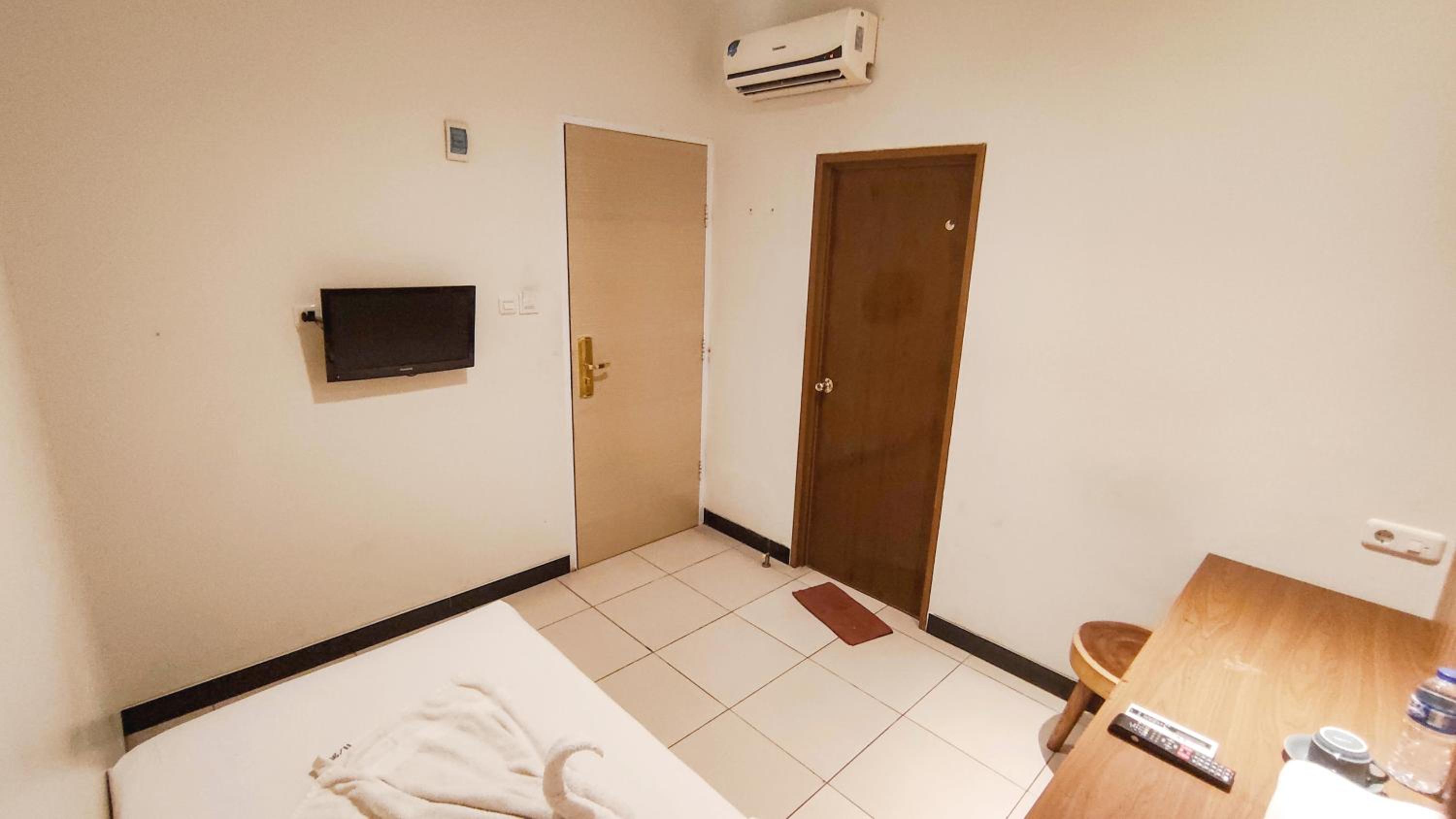 Budget Double Room photo 3
