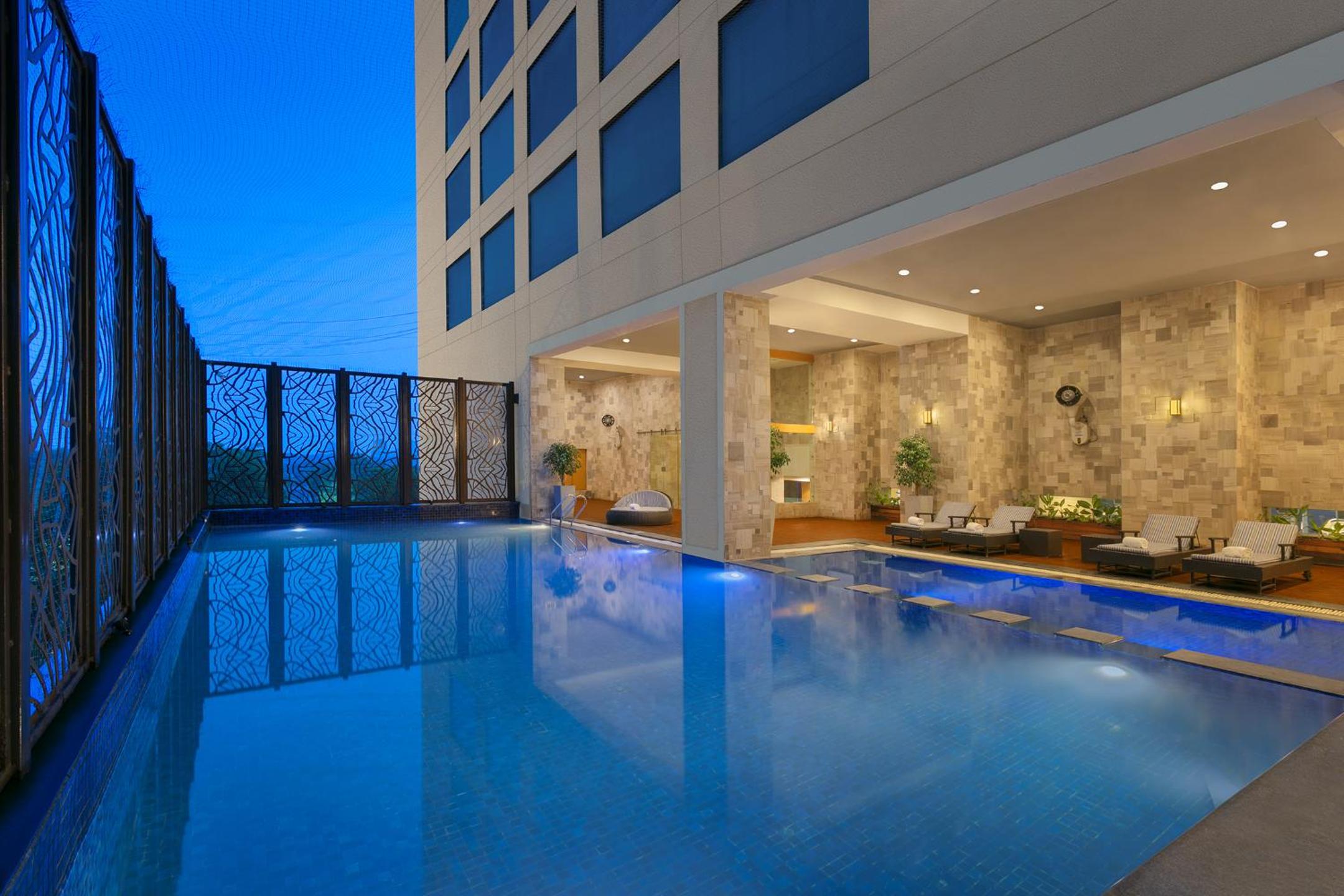 Premier Suite with Lounge Access - 20% Discount on Food & Beverage and Laundry thumbnail 5