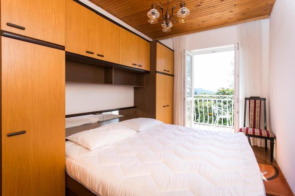 One-Bedroom Apartment with Balcony and Sea View photo 1