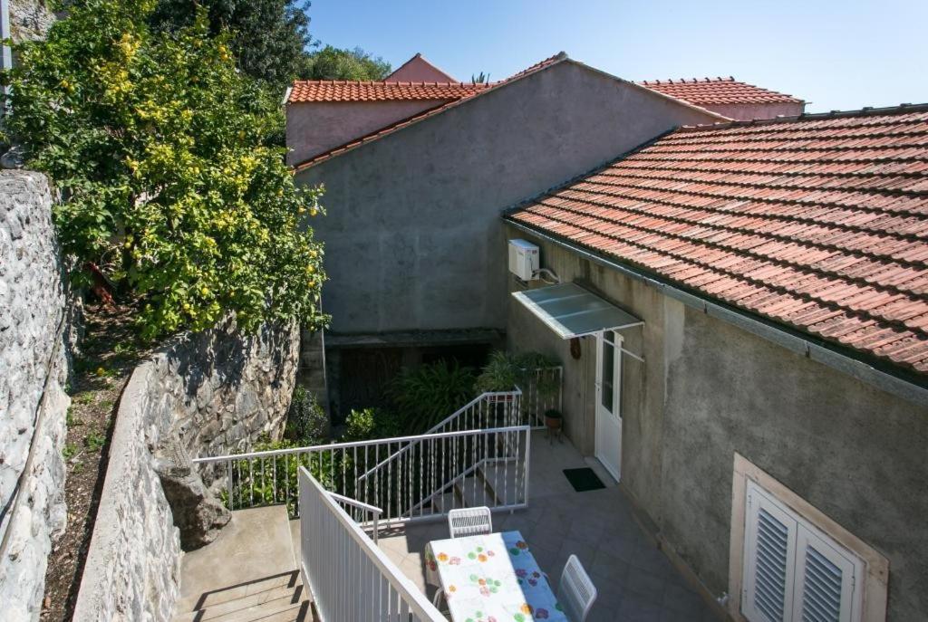 One-Bedroom Apartment with Balcony and Sea View photo 2