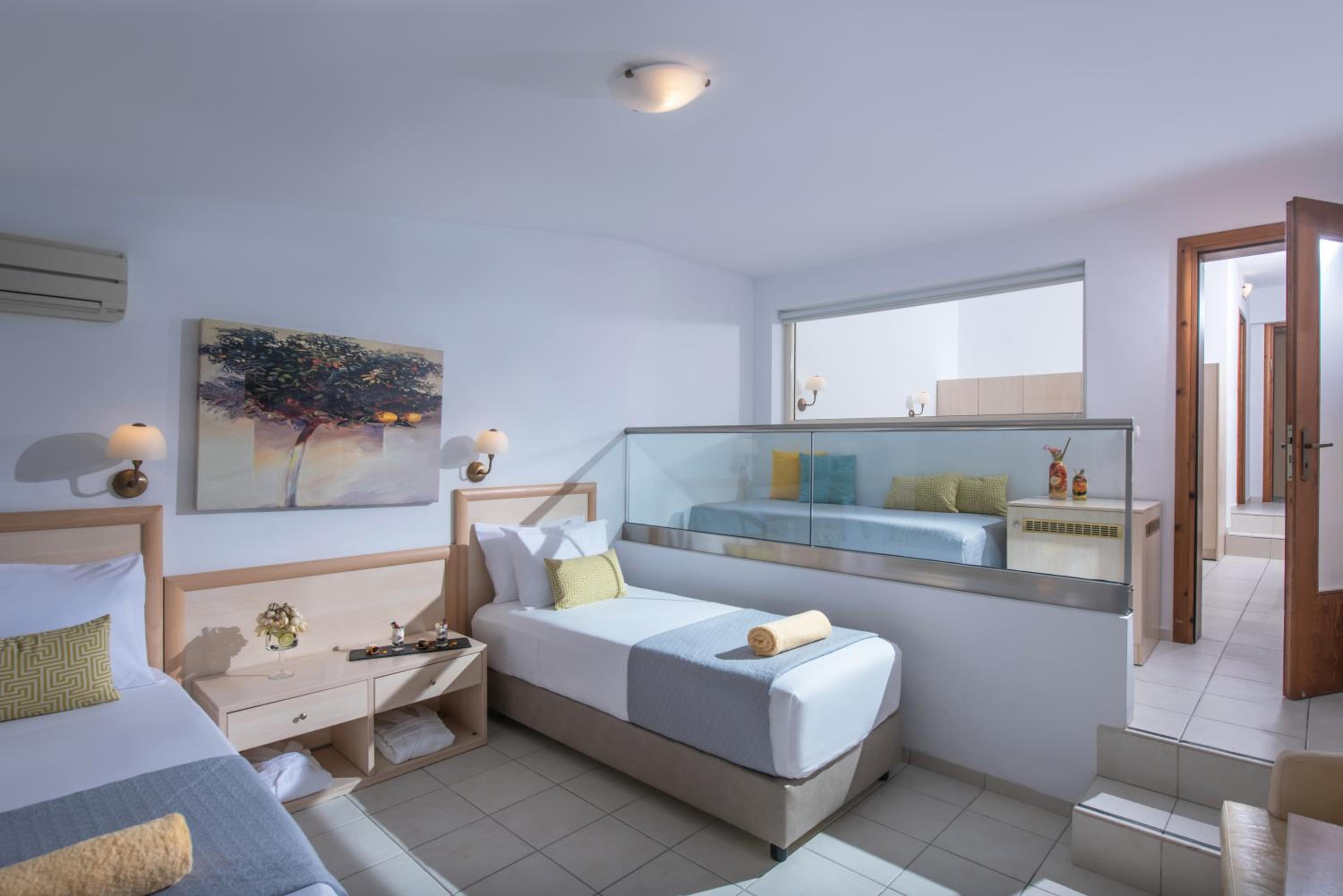 Family Suite with Sea View - Photo 2