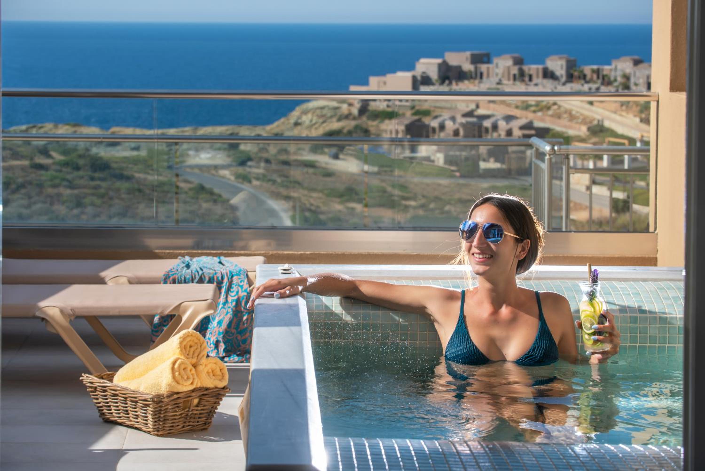 Family Suite Sea View with Outdoor Hot Tub - Photo 8