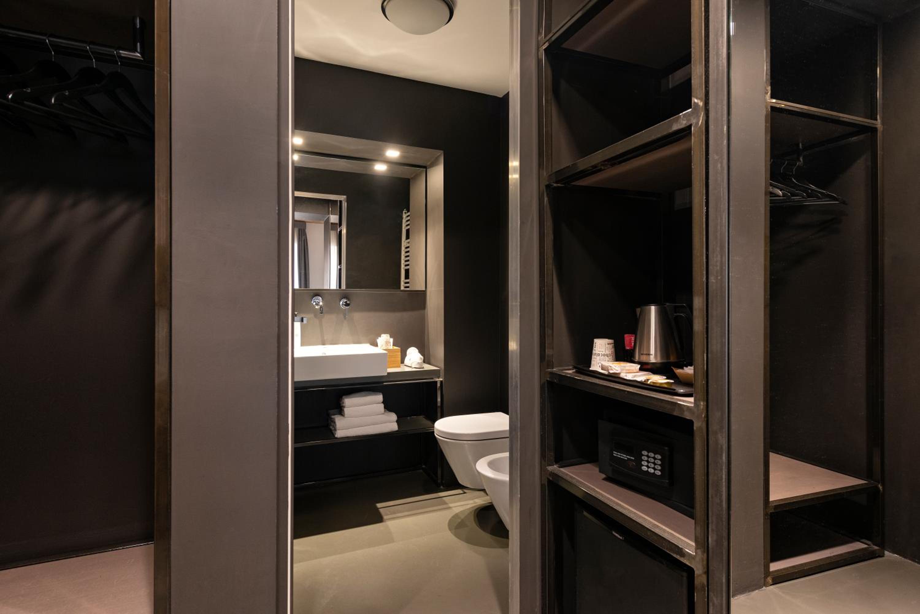 Superior Double Room thumbnail 5