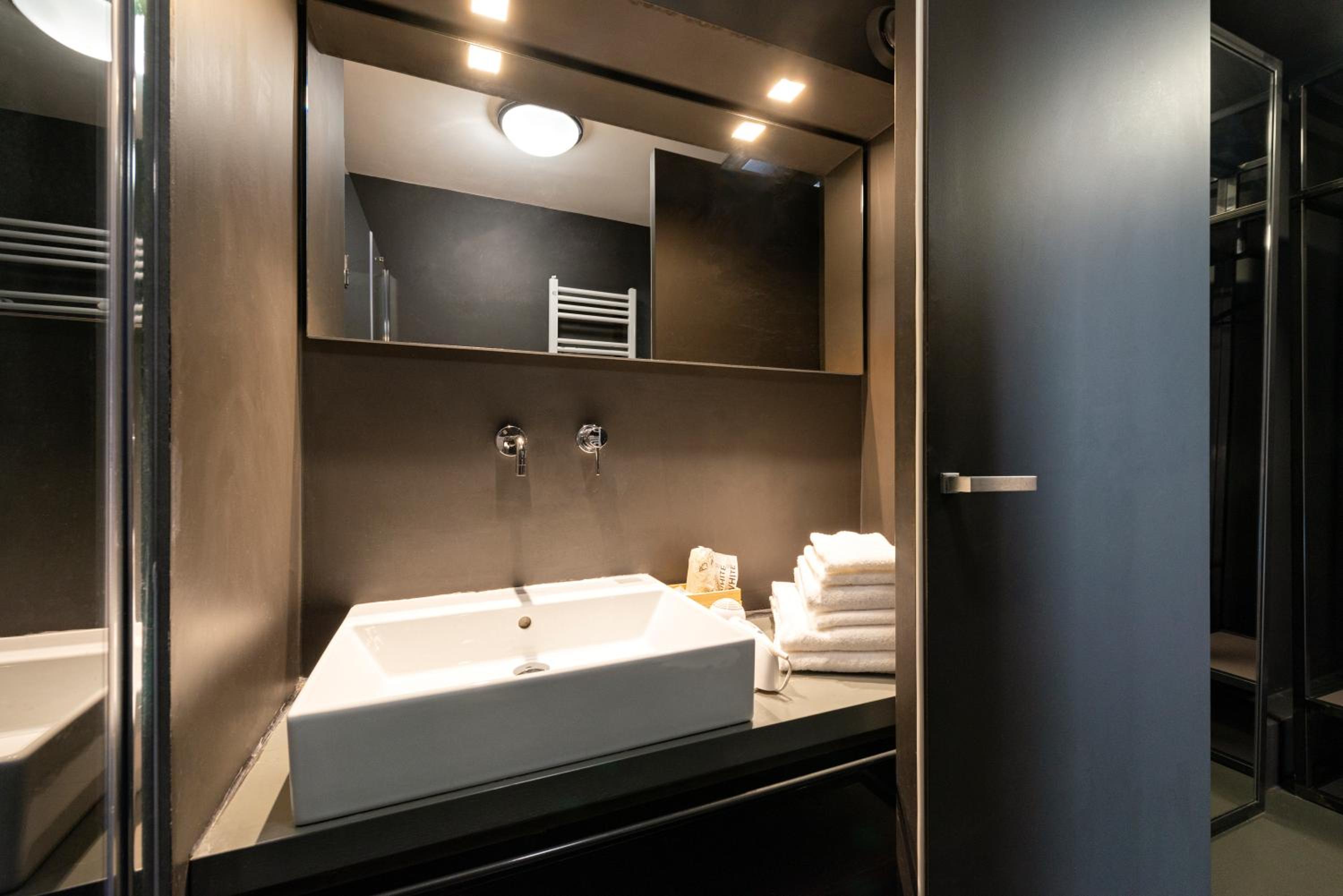 Superior Double Room with Terrace thumbnail 6