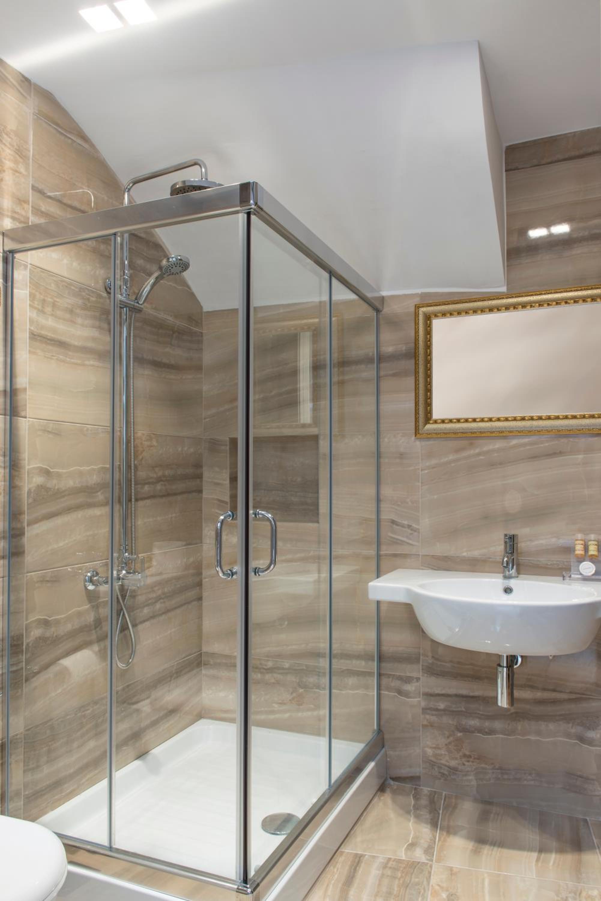 Double or Twin Room with En - Suite Bathroom photo 2