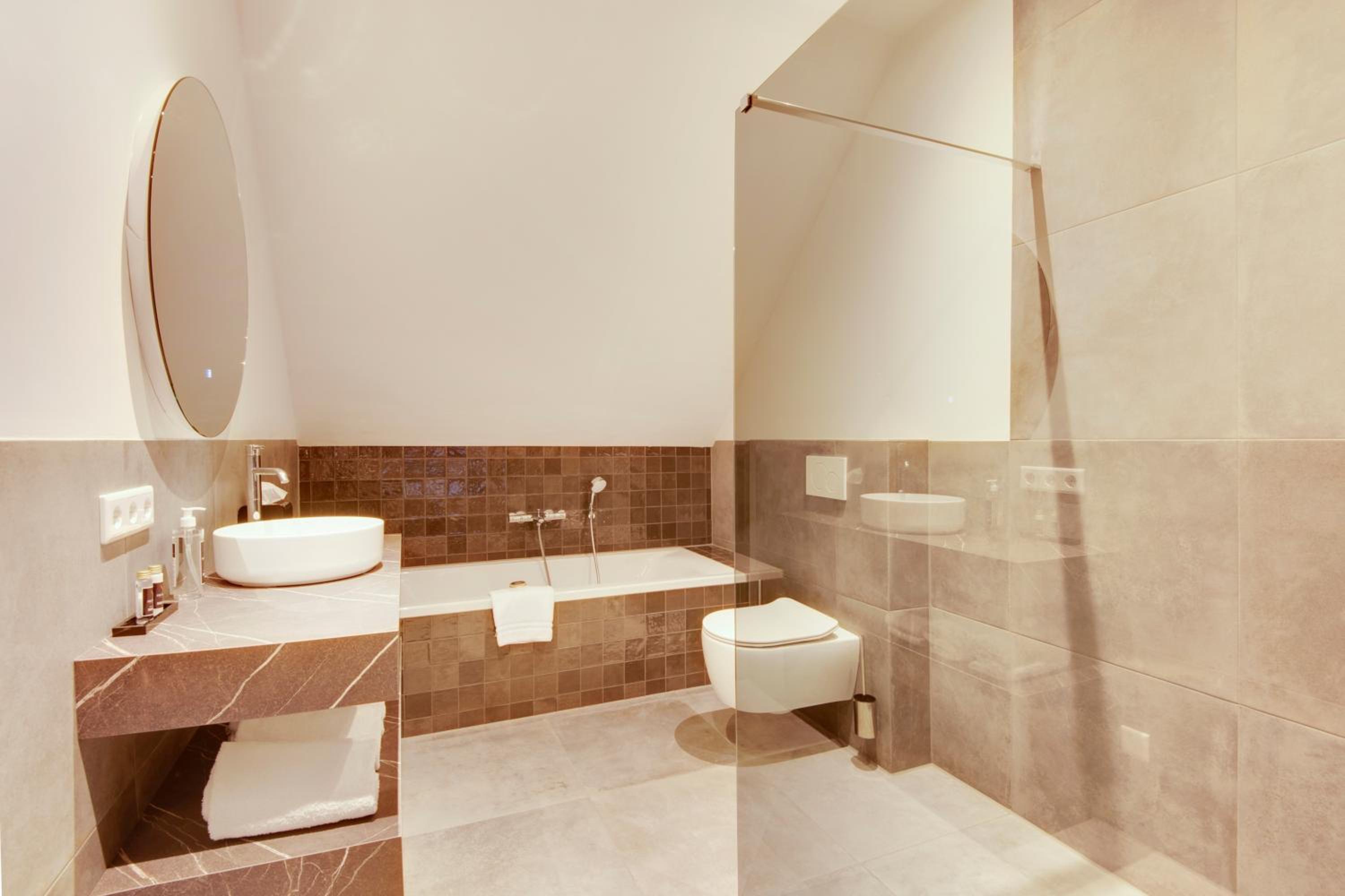 Deluxe Double Room with Bath - Photo 14