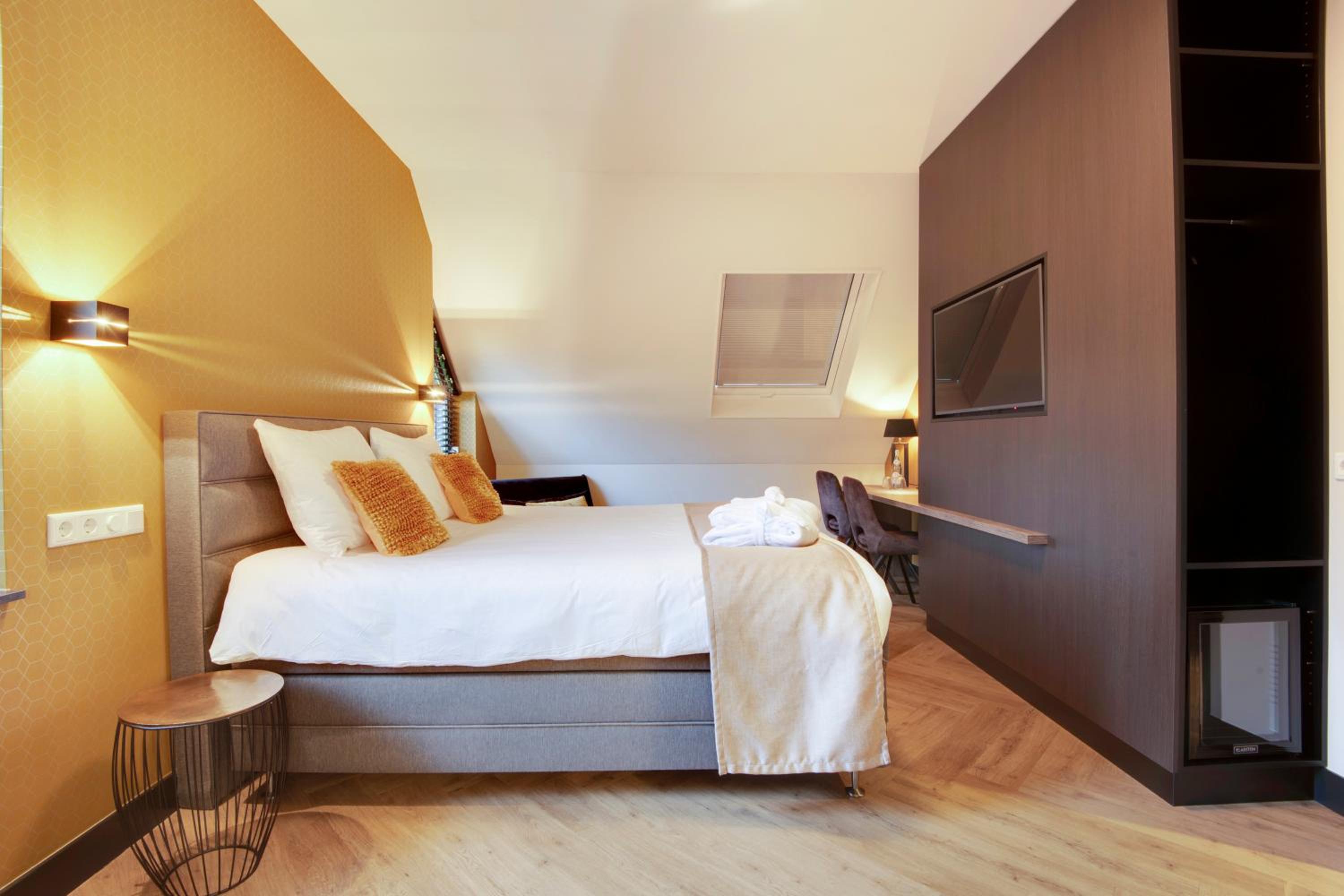 Deluxe Double Room with Bath - Photo 2