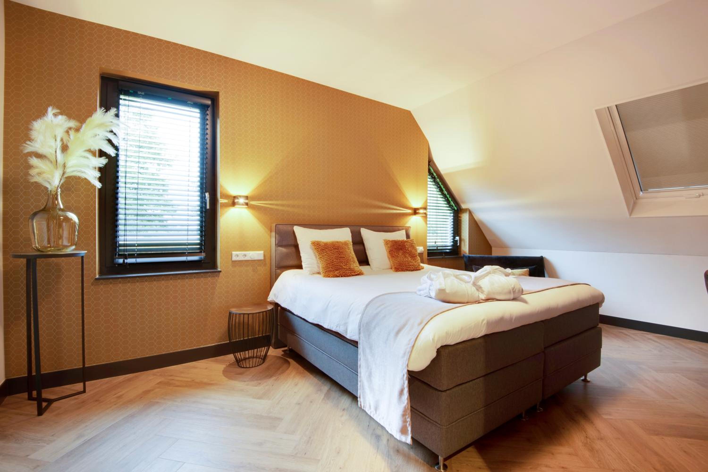 Deluxe Double Room with Bath - Photo 3