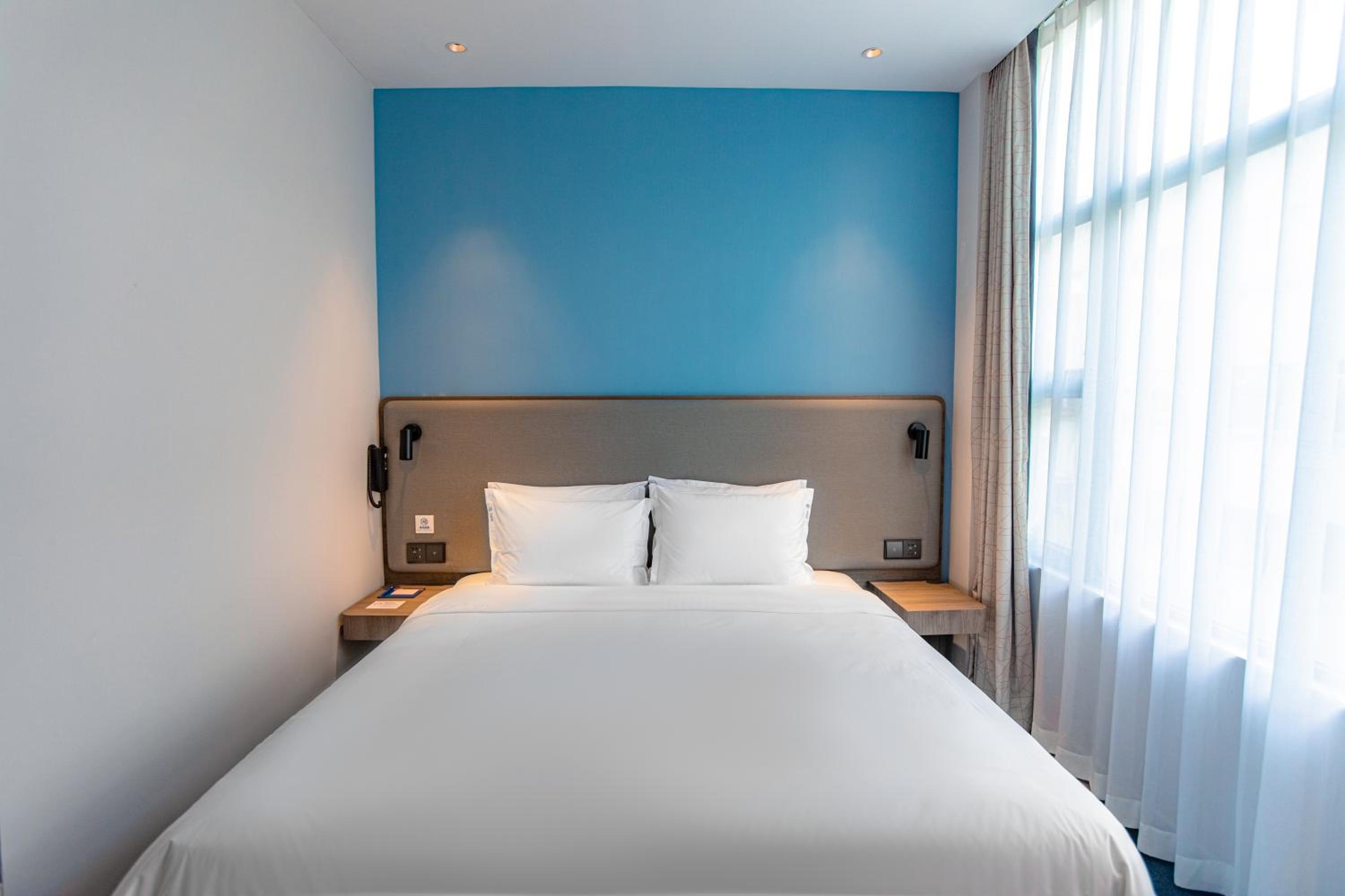 Standard King Room - Photo 4