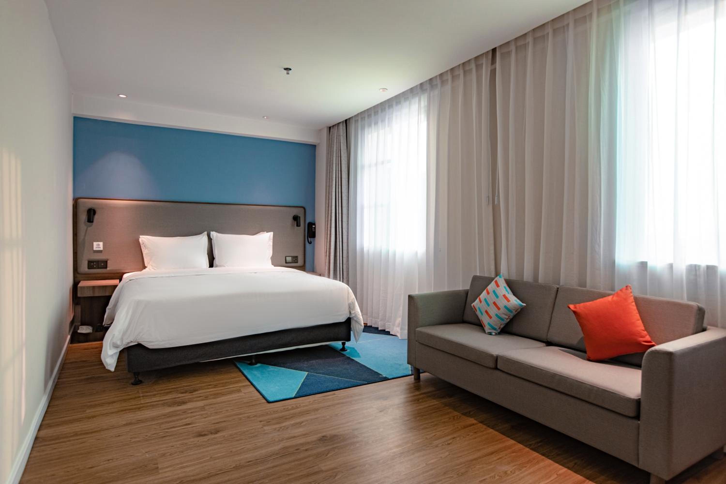 Standard King Room with Extra Floor Space - Photo 4
