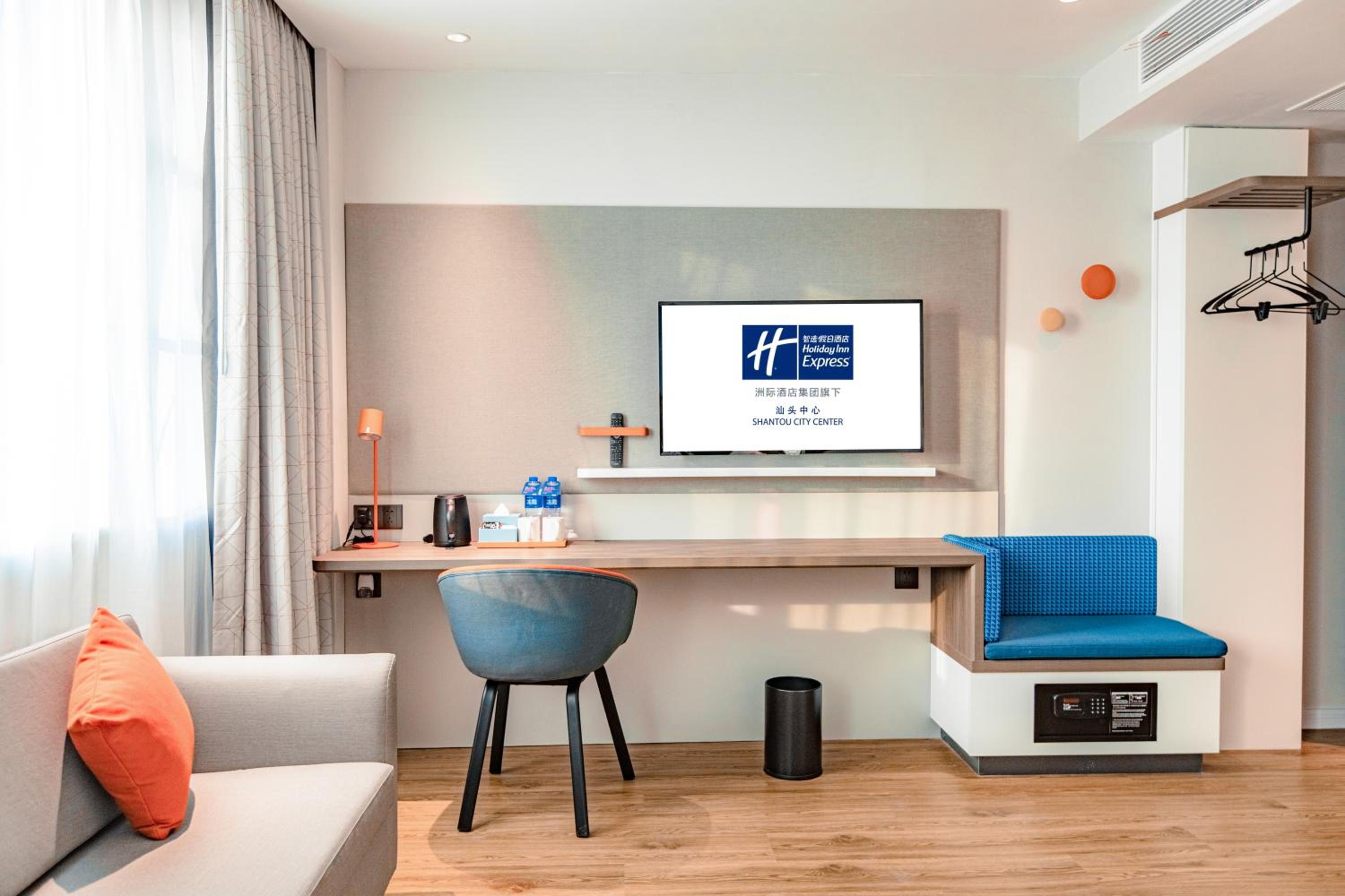 Standard King Room with Extra Floor Space - Photo 3