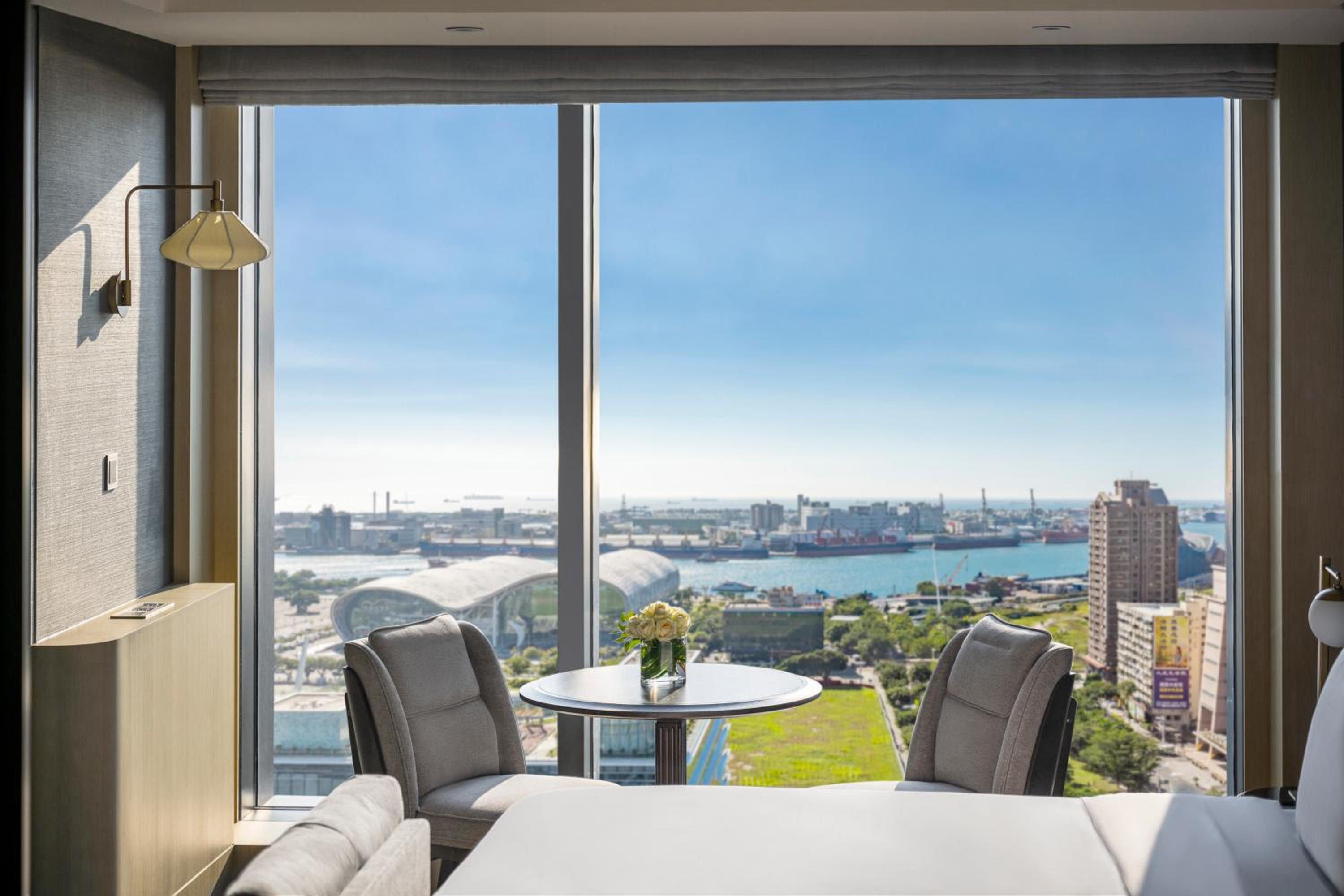 Classic King Room with Harbor View - High Floor - Photo 3