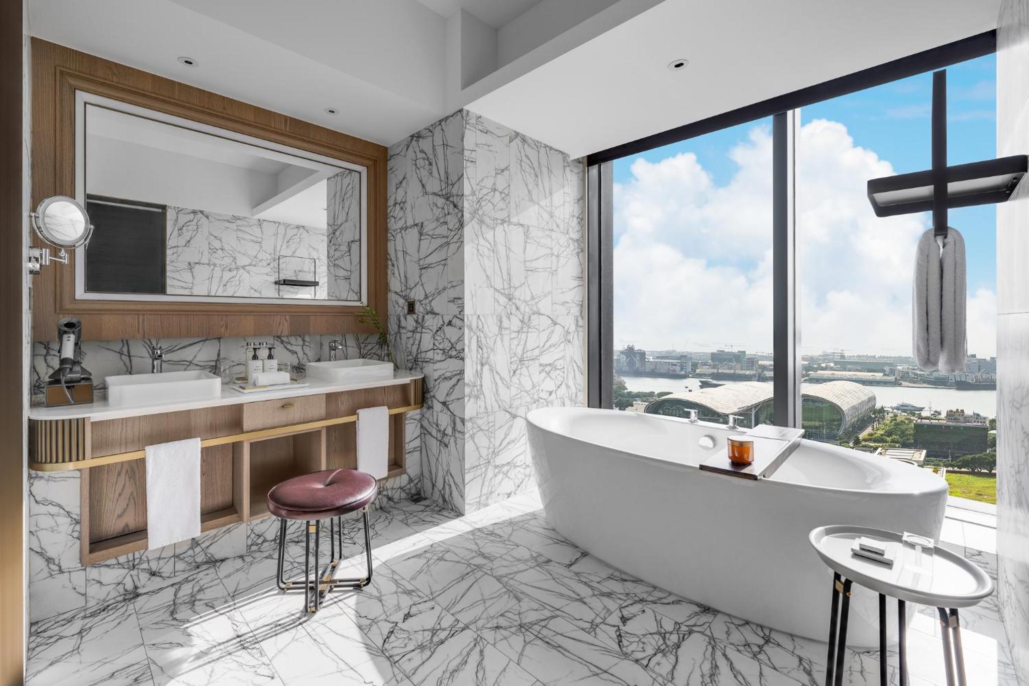 Junior King Suite with Harbor View - Photo 5