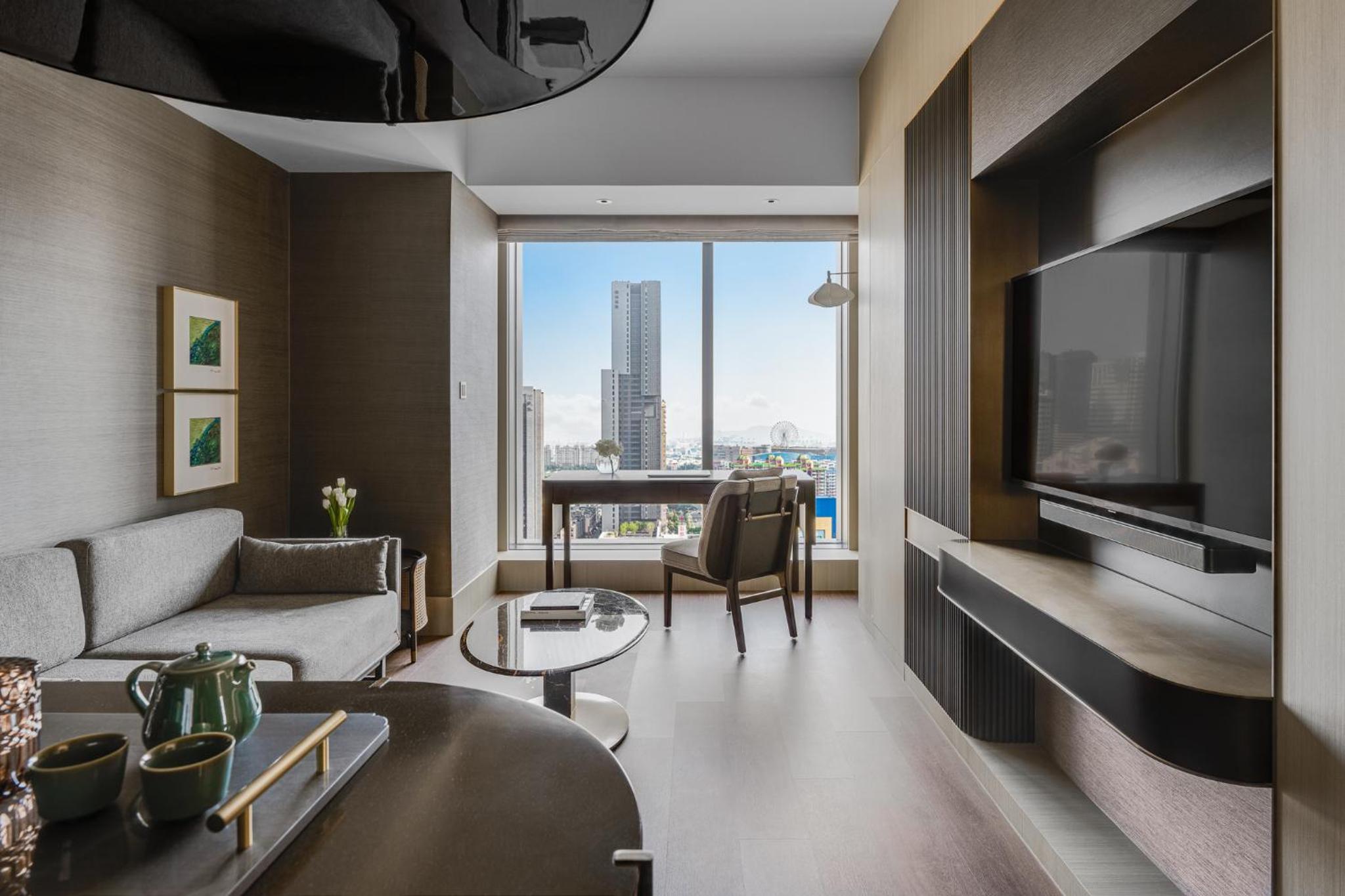 Junior King Suite with Harbor View - Photo 2