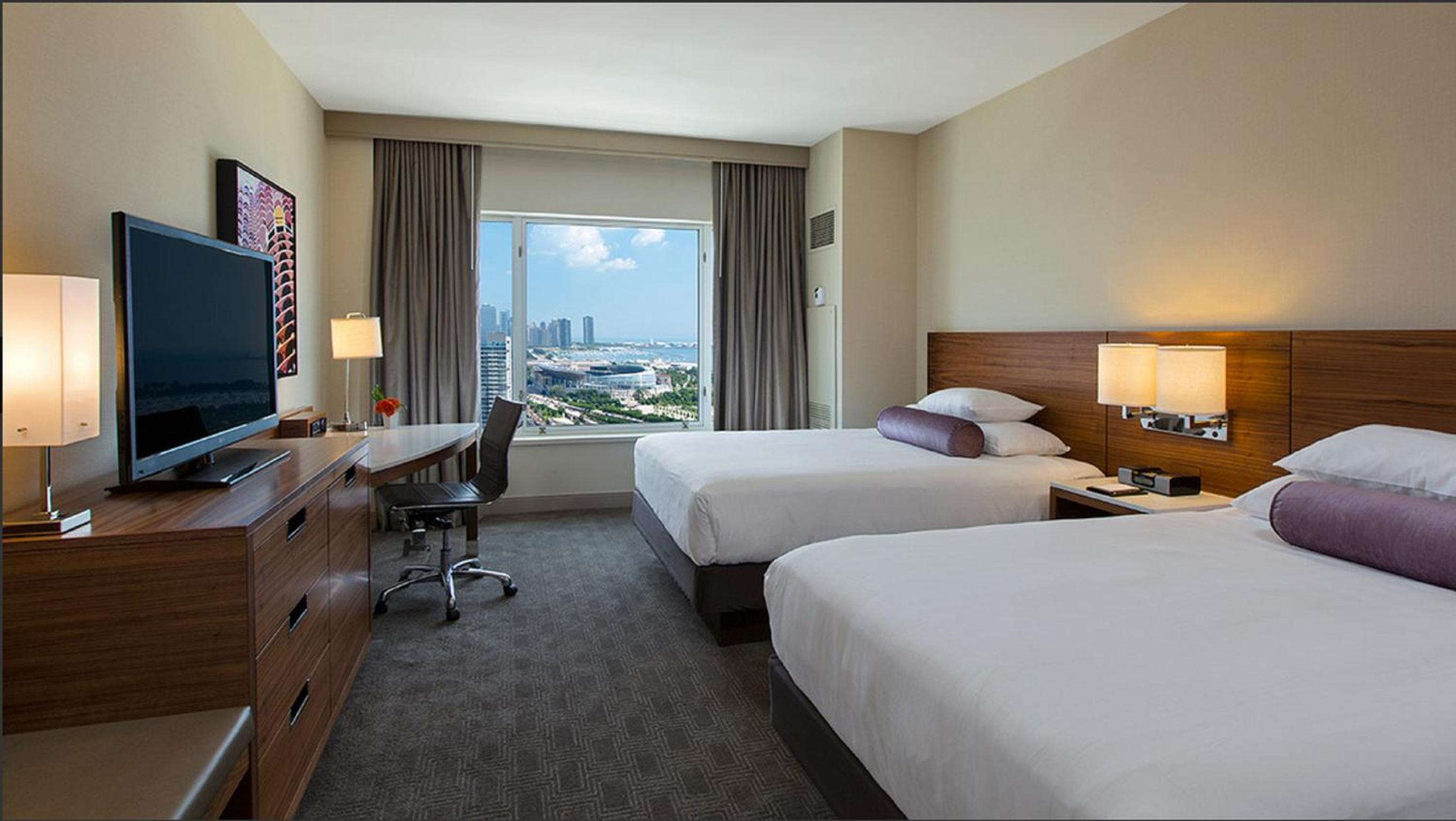 Queen Room with One Double Beds and Shower - Mobility Accessible - Photo 11
