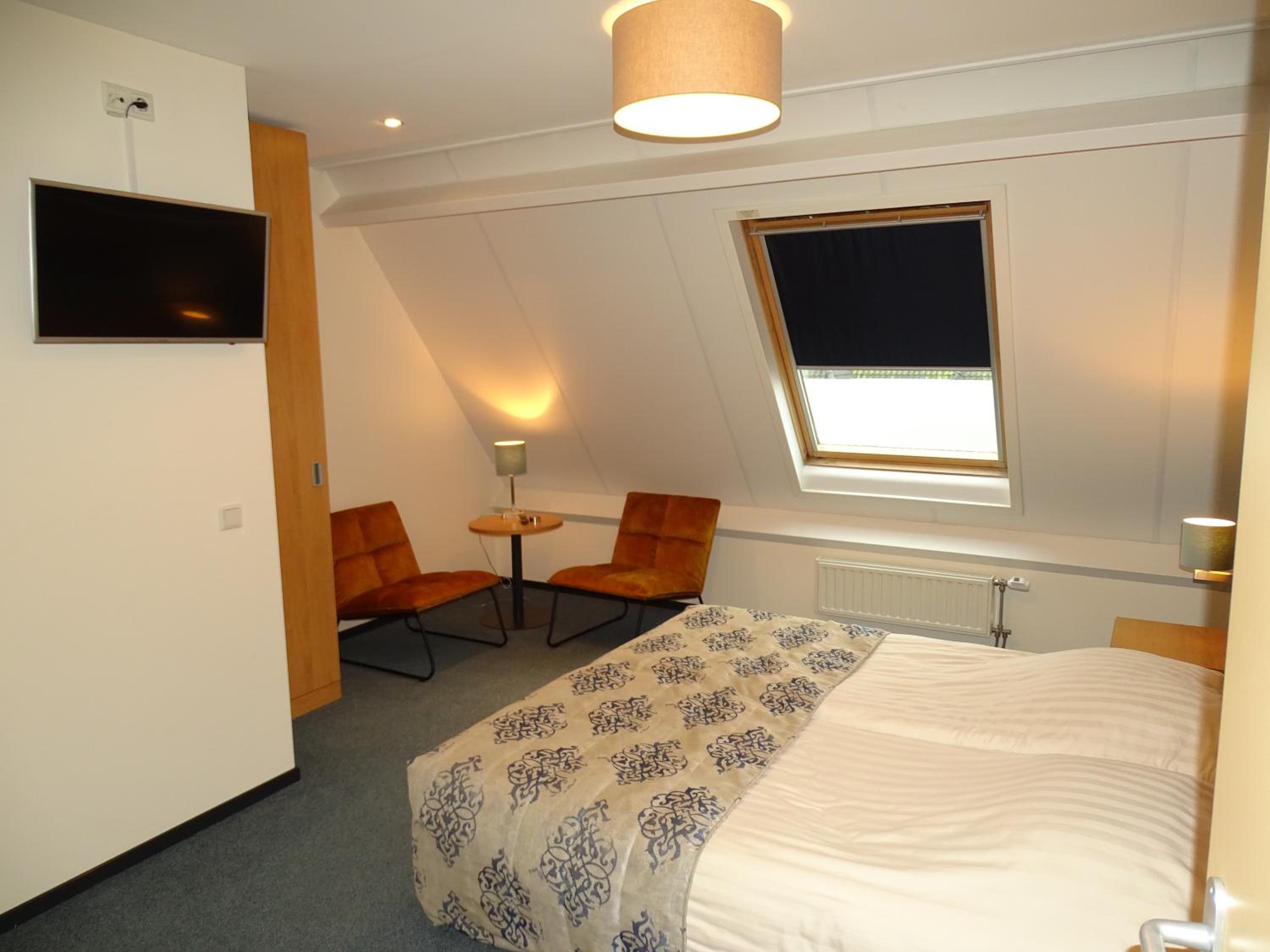 Twin Room with Private Bathroom photo 2