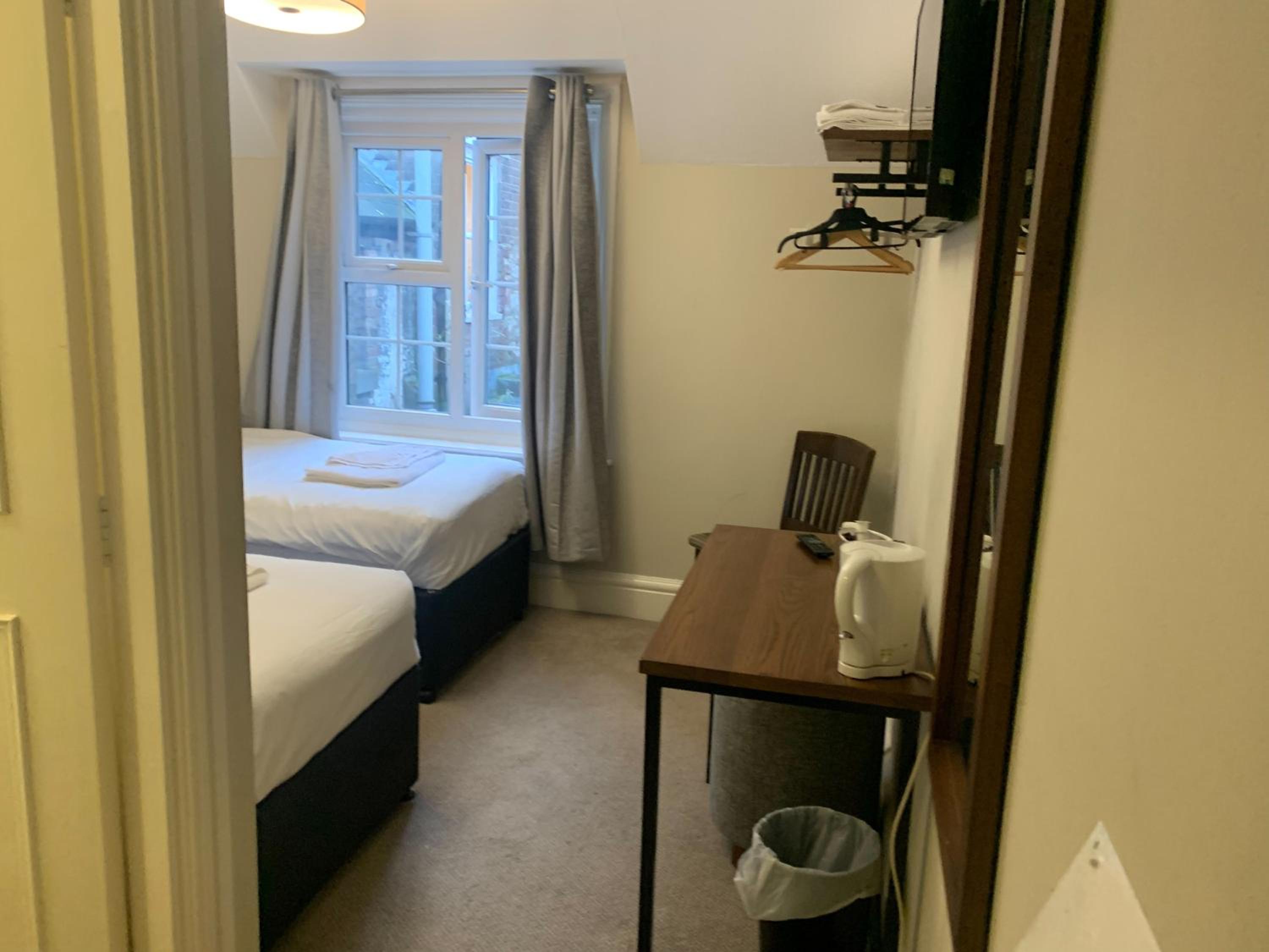 Twin Room with Shower photo 2