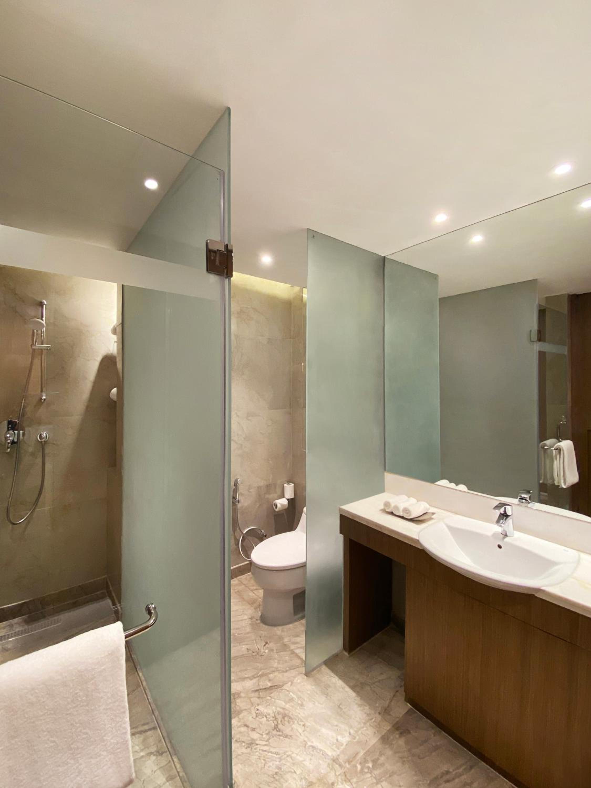 Junior Suite with Airport Transfers ,10% Discount on F & Soft Beverages, Happy Hours 1+1 on IMFL Drinks (16:00-18:00 Hrs) at Proof Patio Bar) - Photo 5