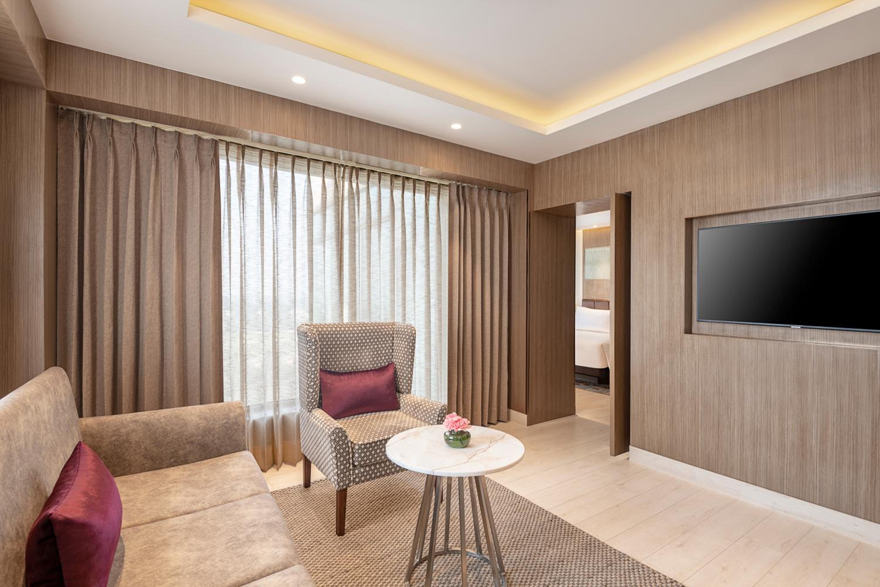 Junior Suite with Airport Transfers ,10% Discount on F & Soft Beverages, Happy Hours 1+1 on IMFL Drinks (16:00-18:00 Hrs) at Proof Patio Bar) - Photo 4