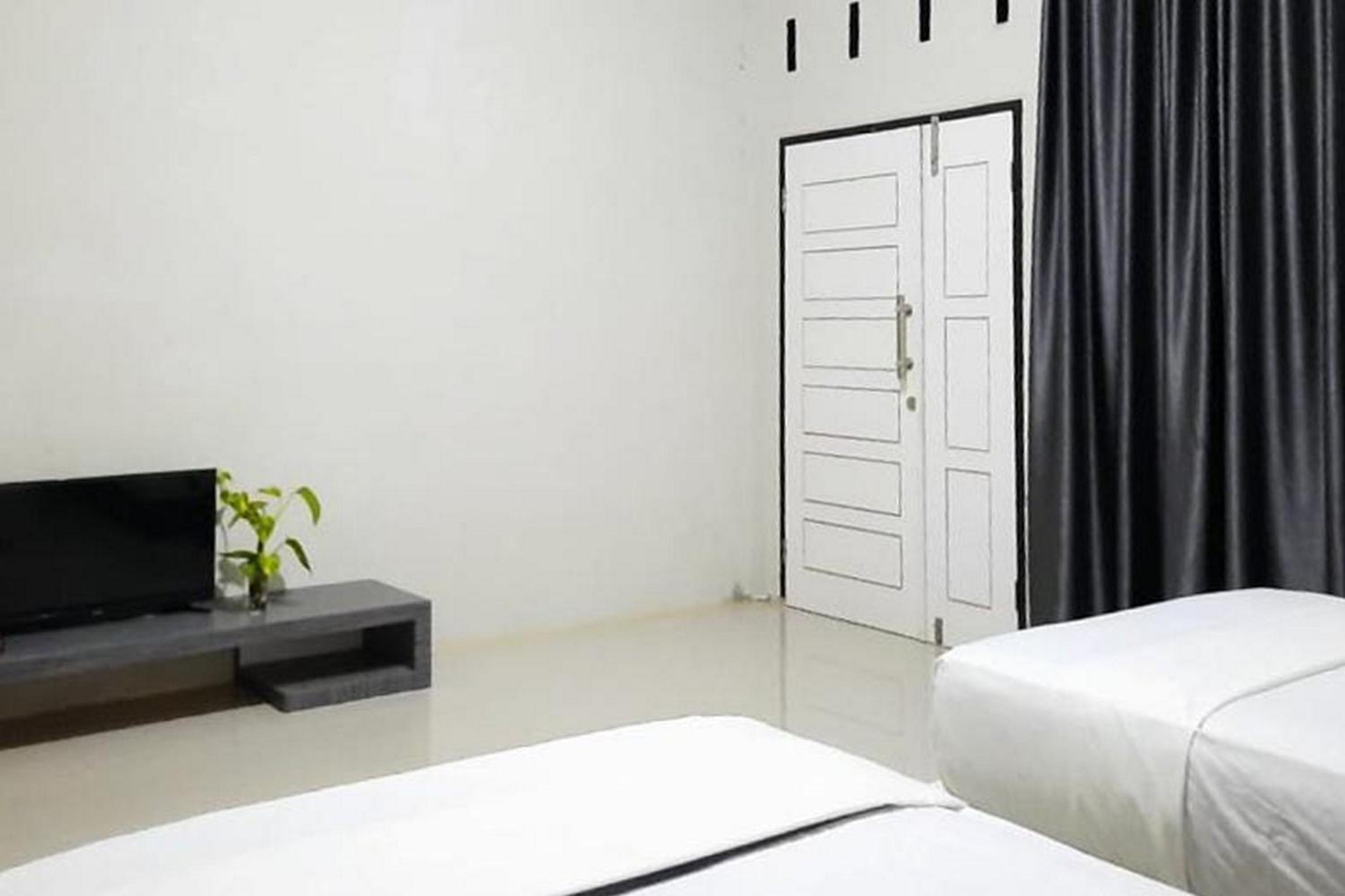 Economy Twin Room photo 2