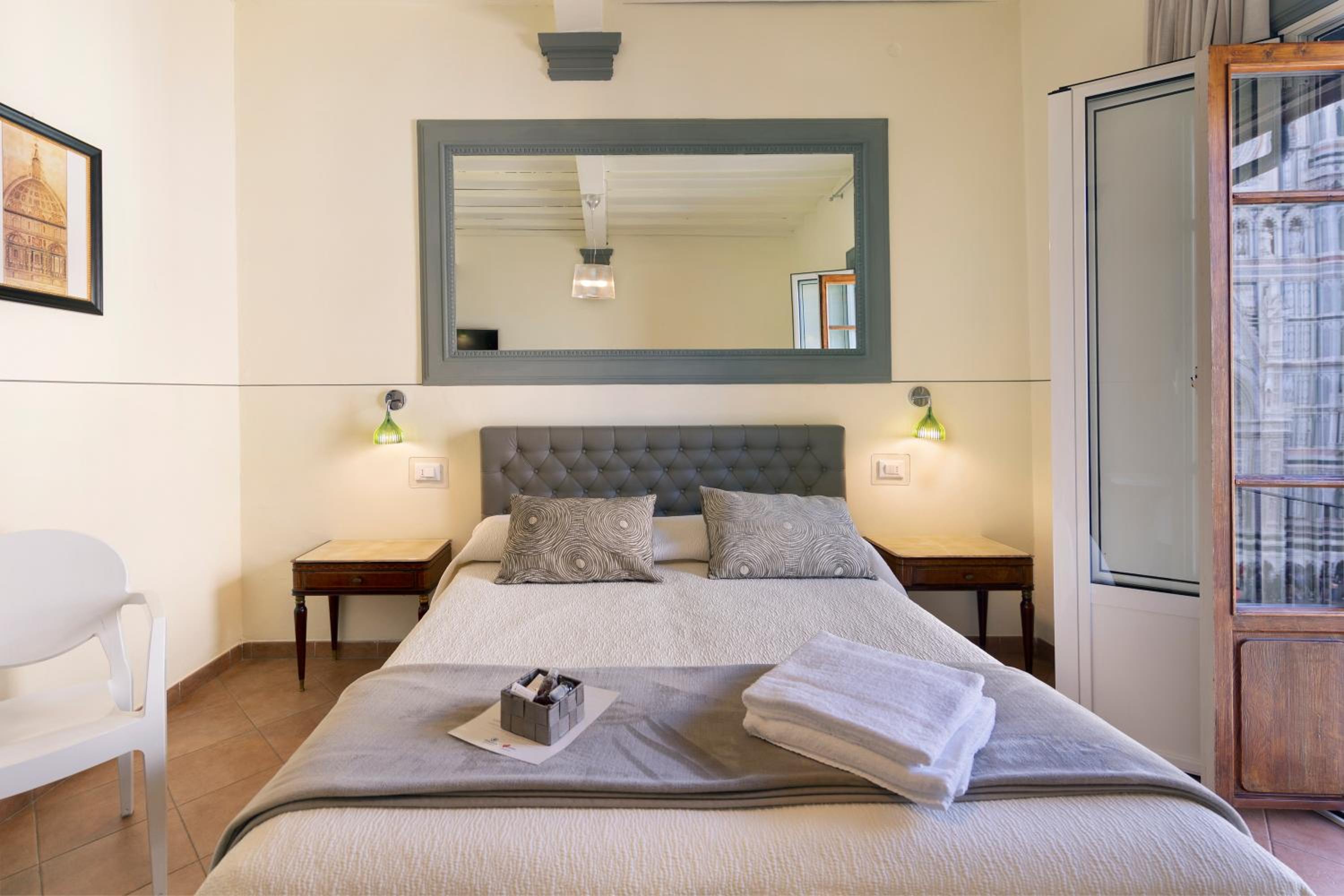 Triple Room with Duomo View thumbnail 6