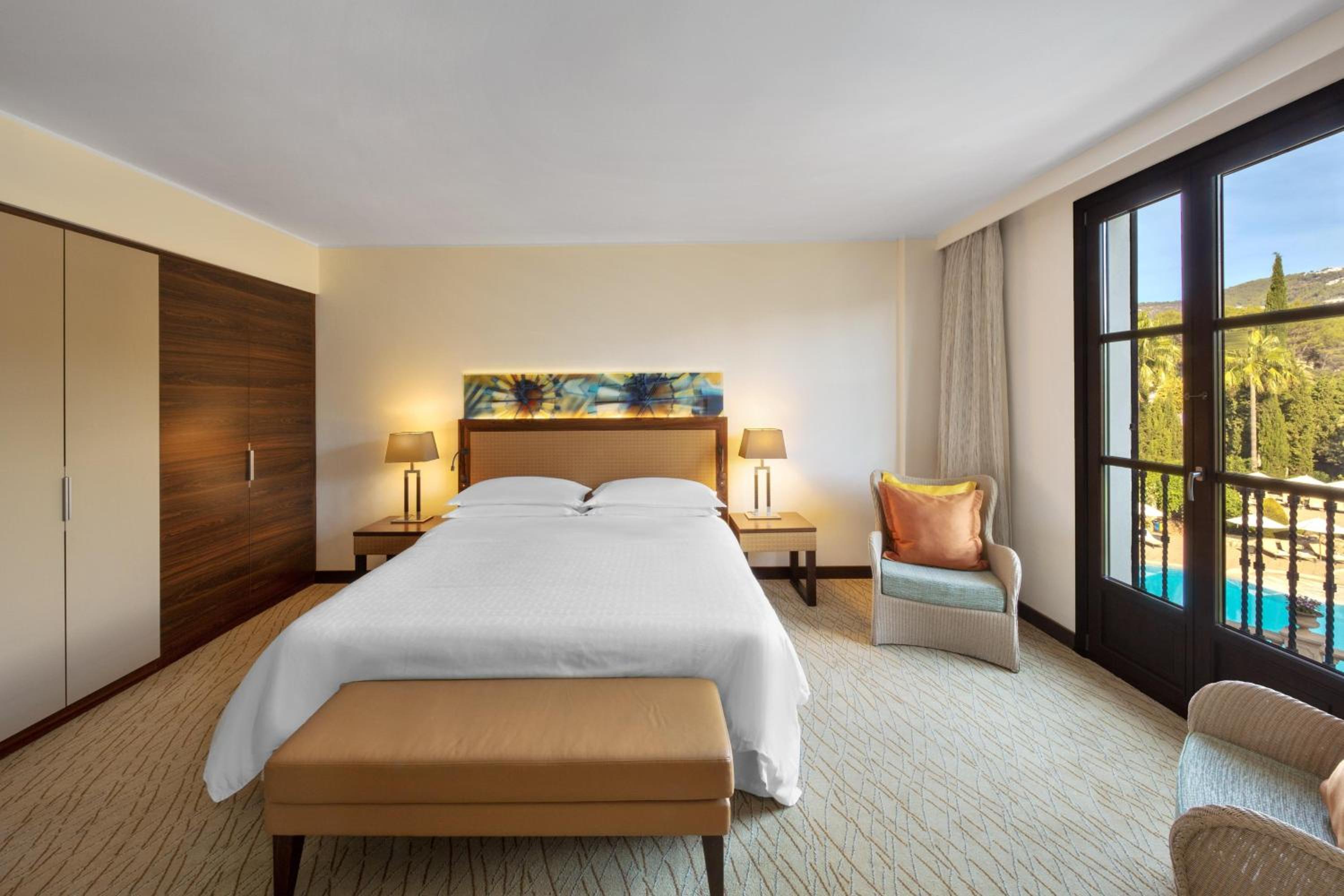 Junior Suite with Balcony thumbnail 5
