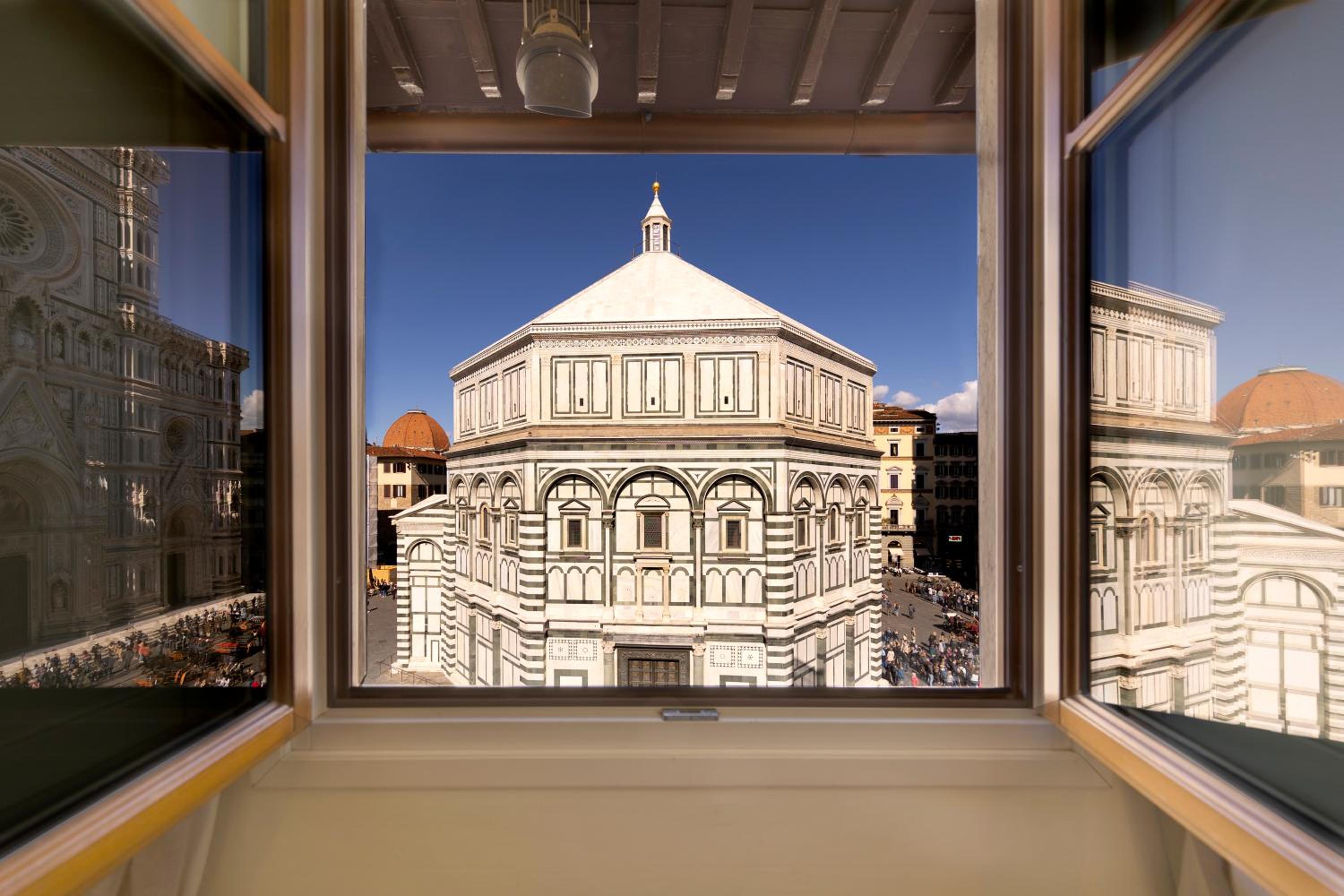Single Room with Duomo View thumbnail 5