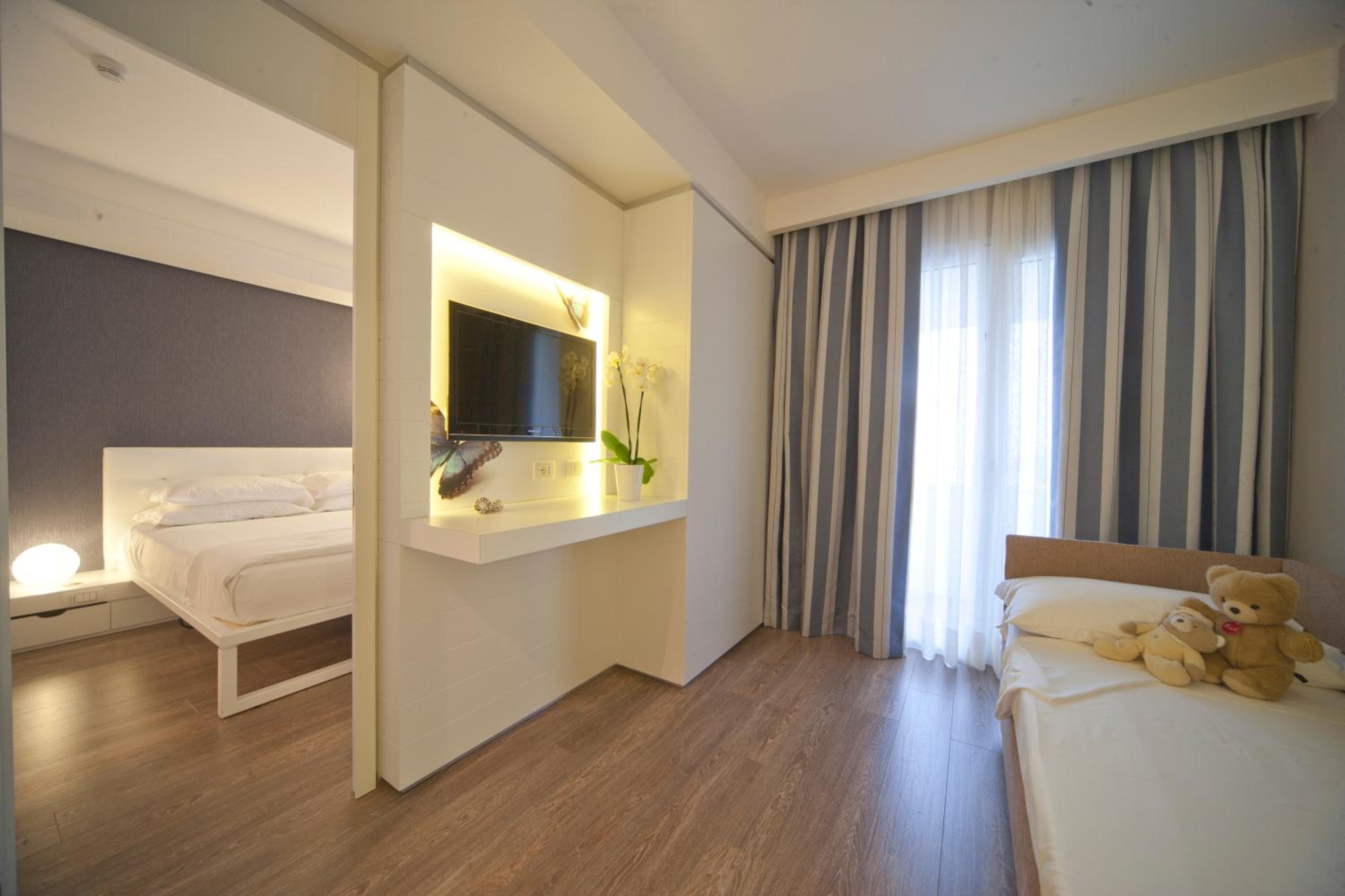 Suite with Balcony - Photo 6