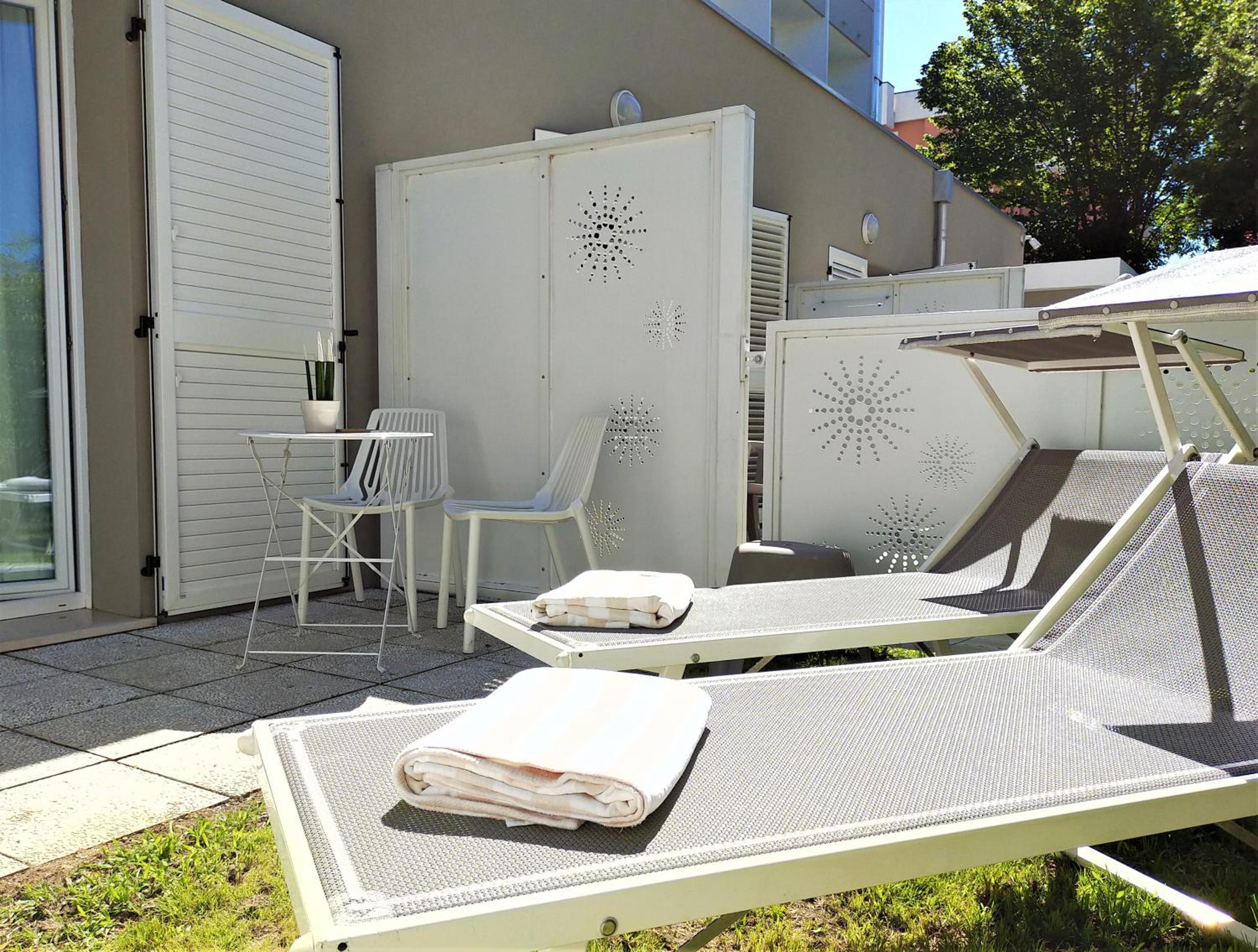 Family Room with Garden View - Photo 2