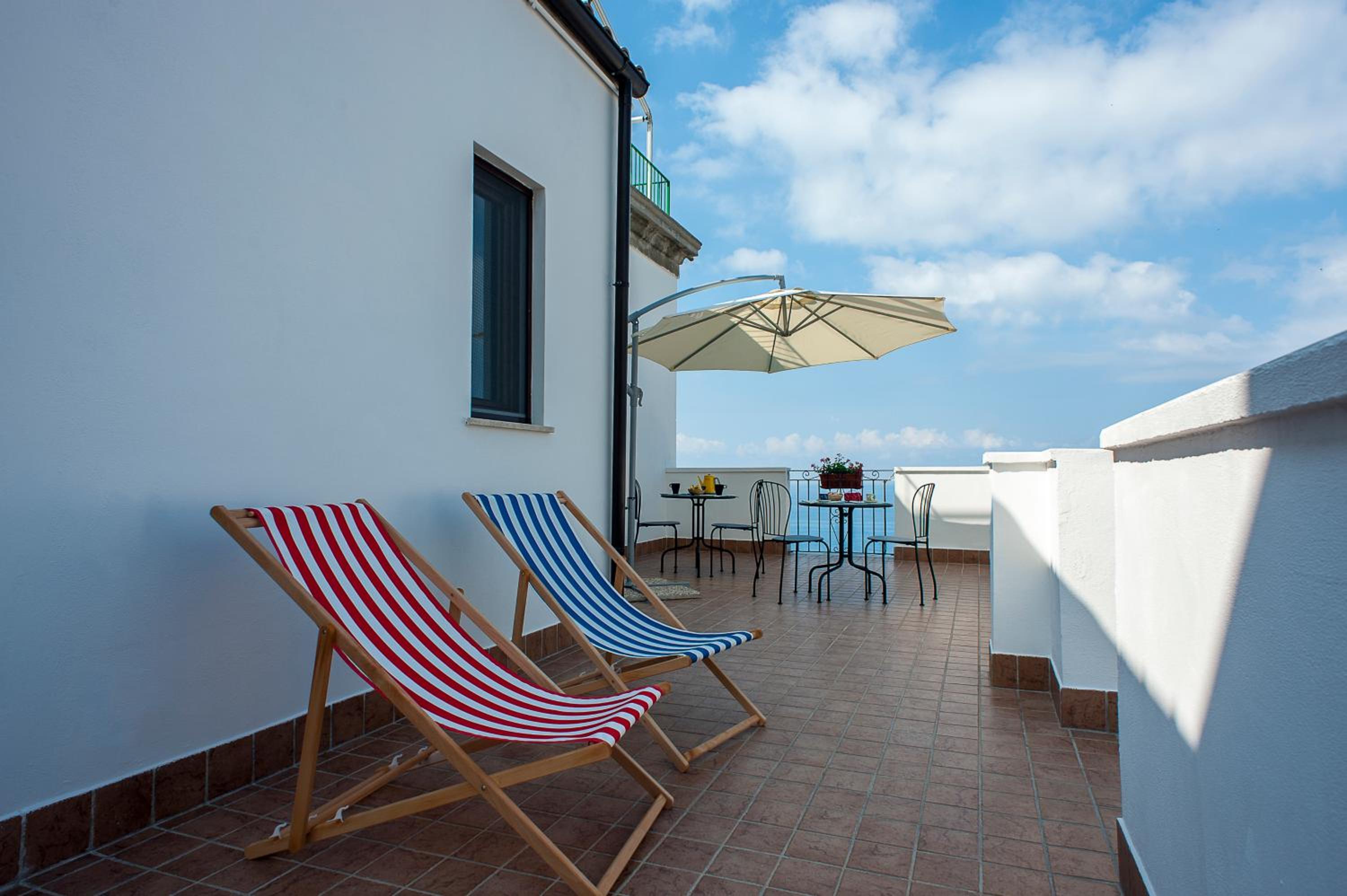Double Room with Balcony and Sea View photo 3