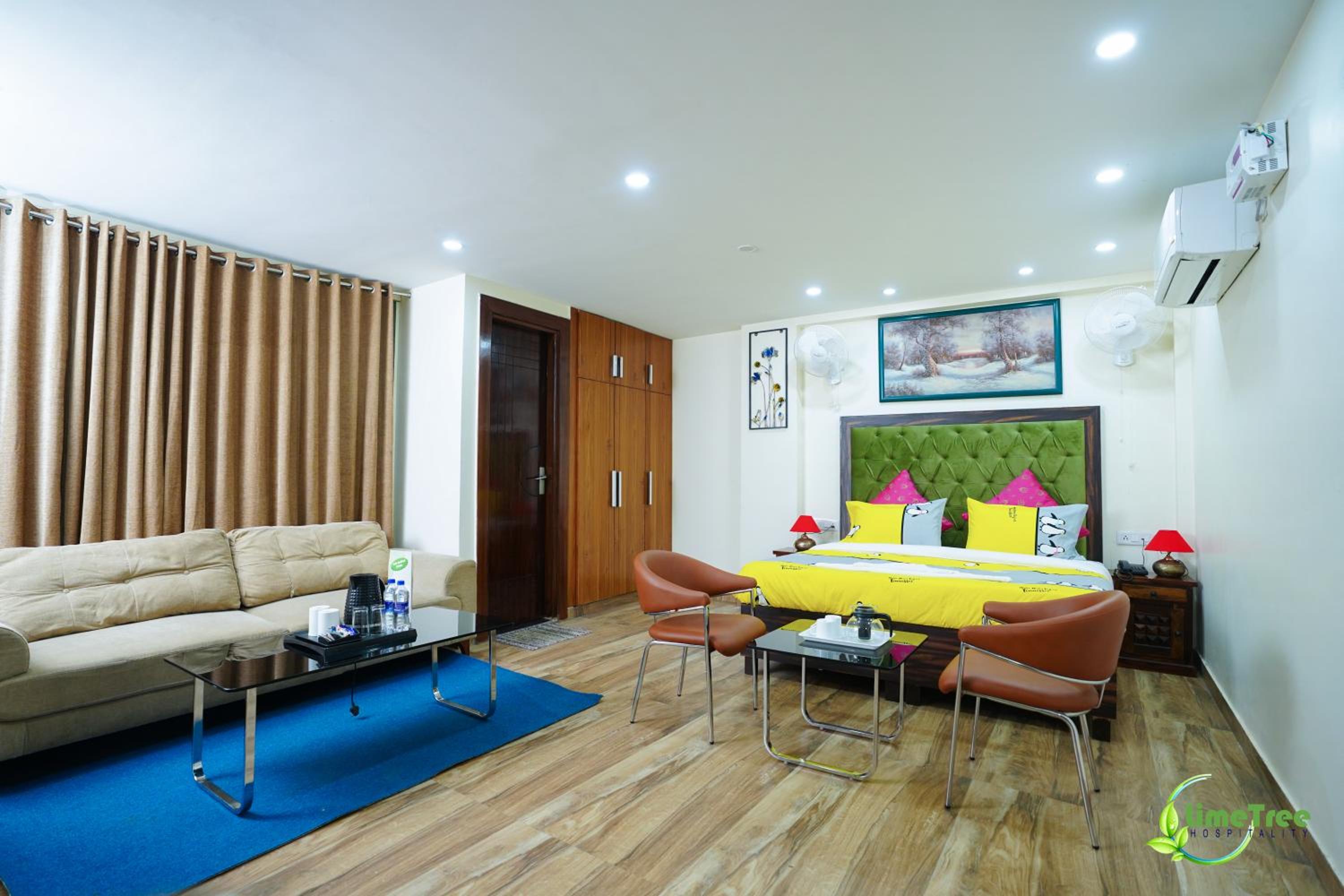 King Room with Balcony - Photo 33