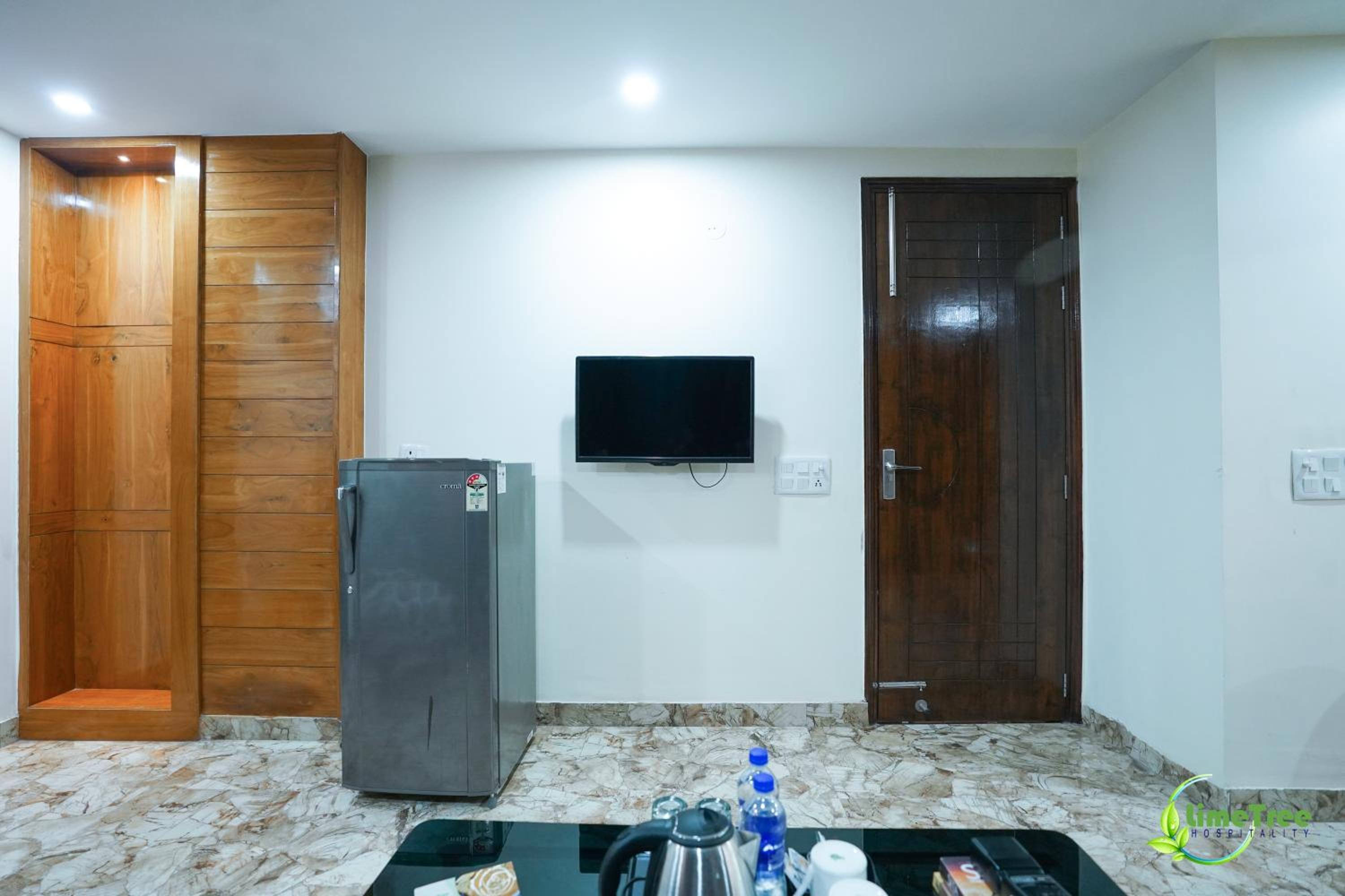 King Room with Balcony - Photo 13