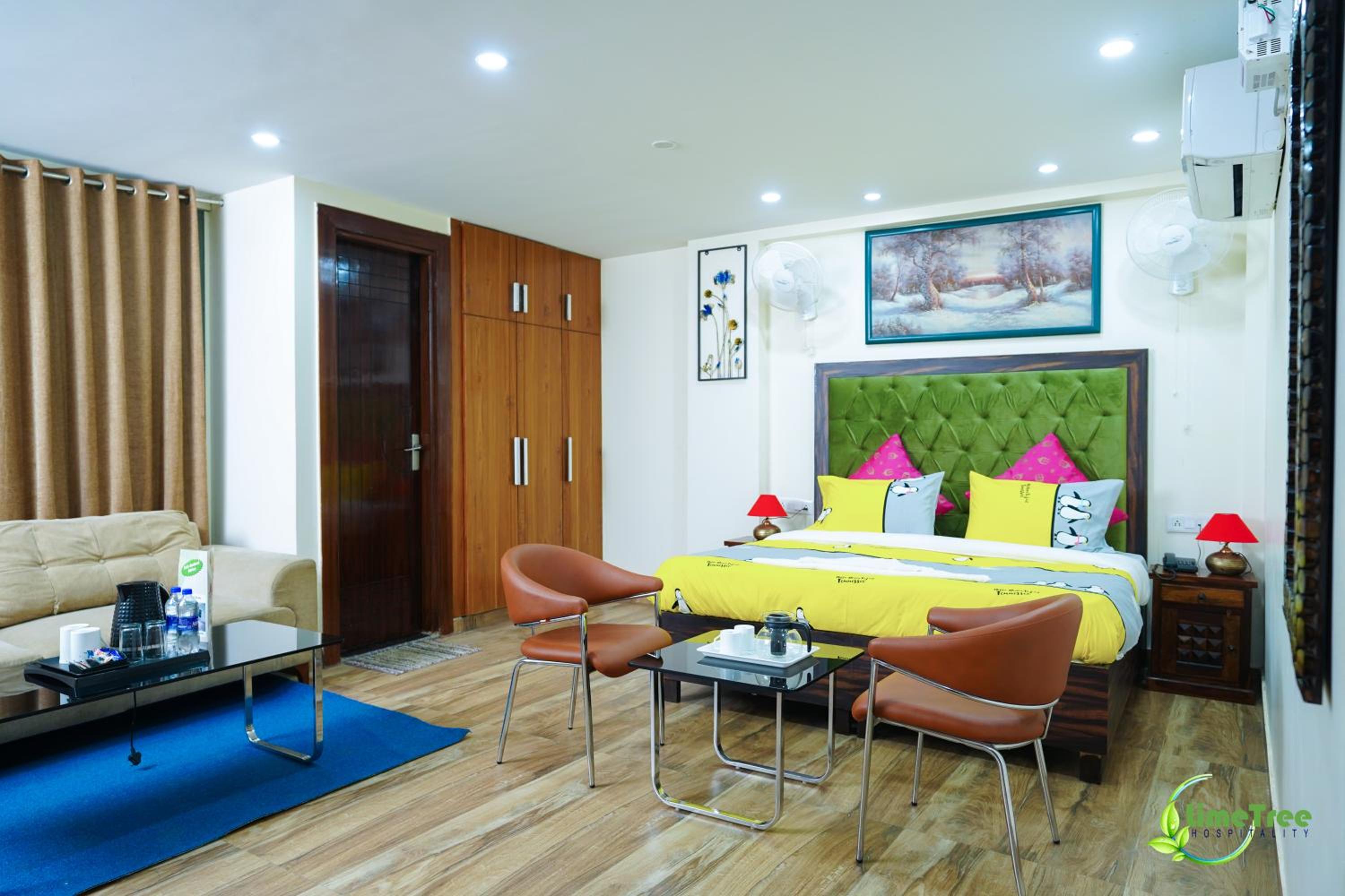 King Room with Balcony - Photo 12