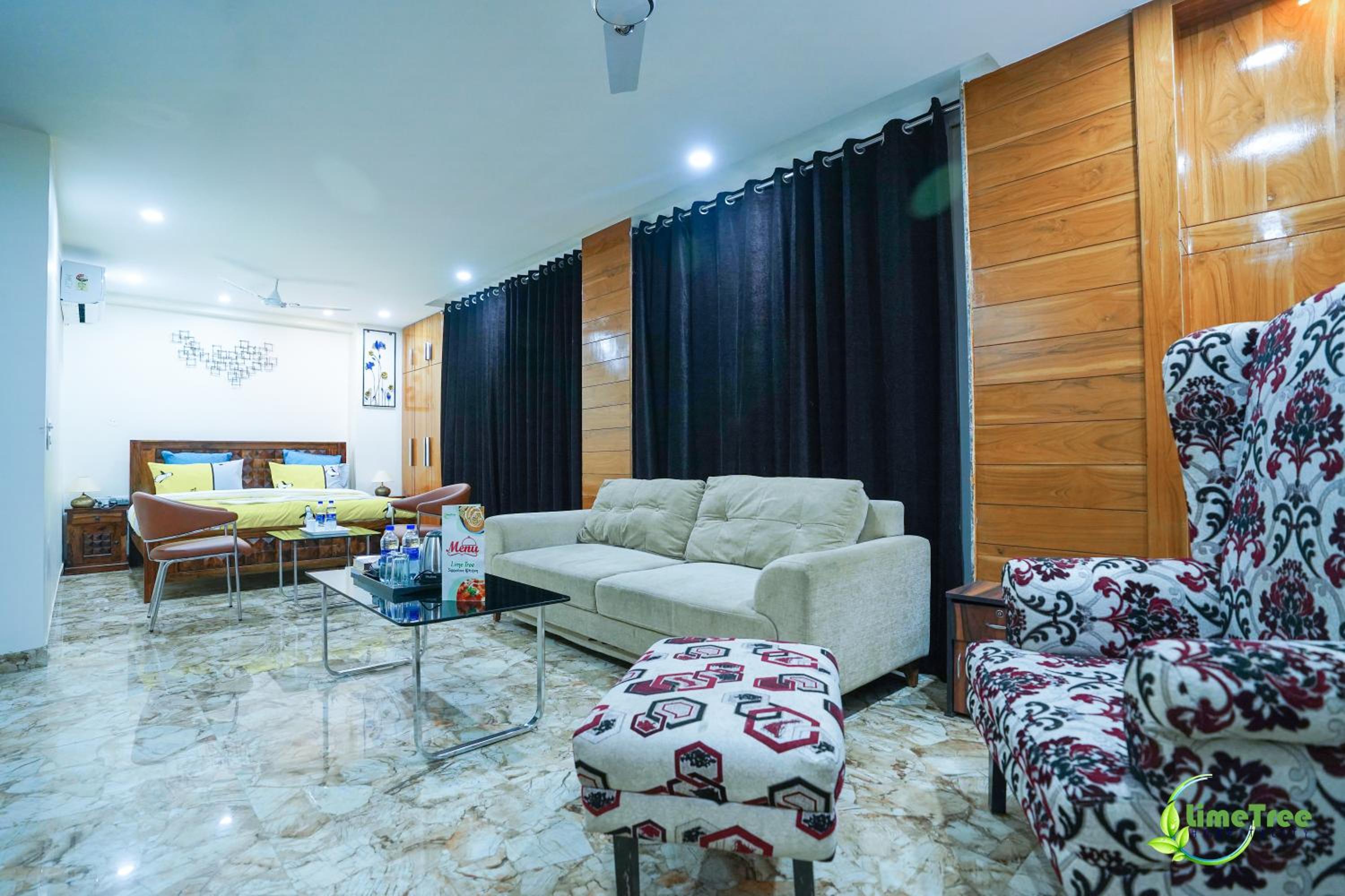 King Room with Balcony - Photo 36