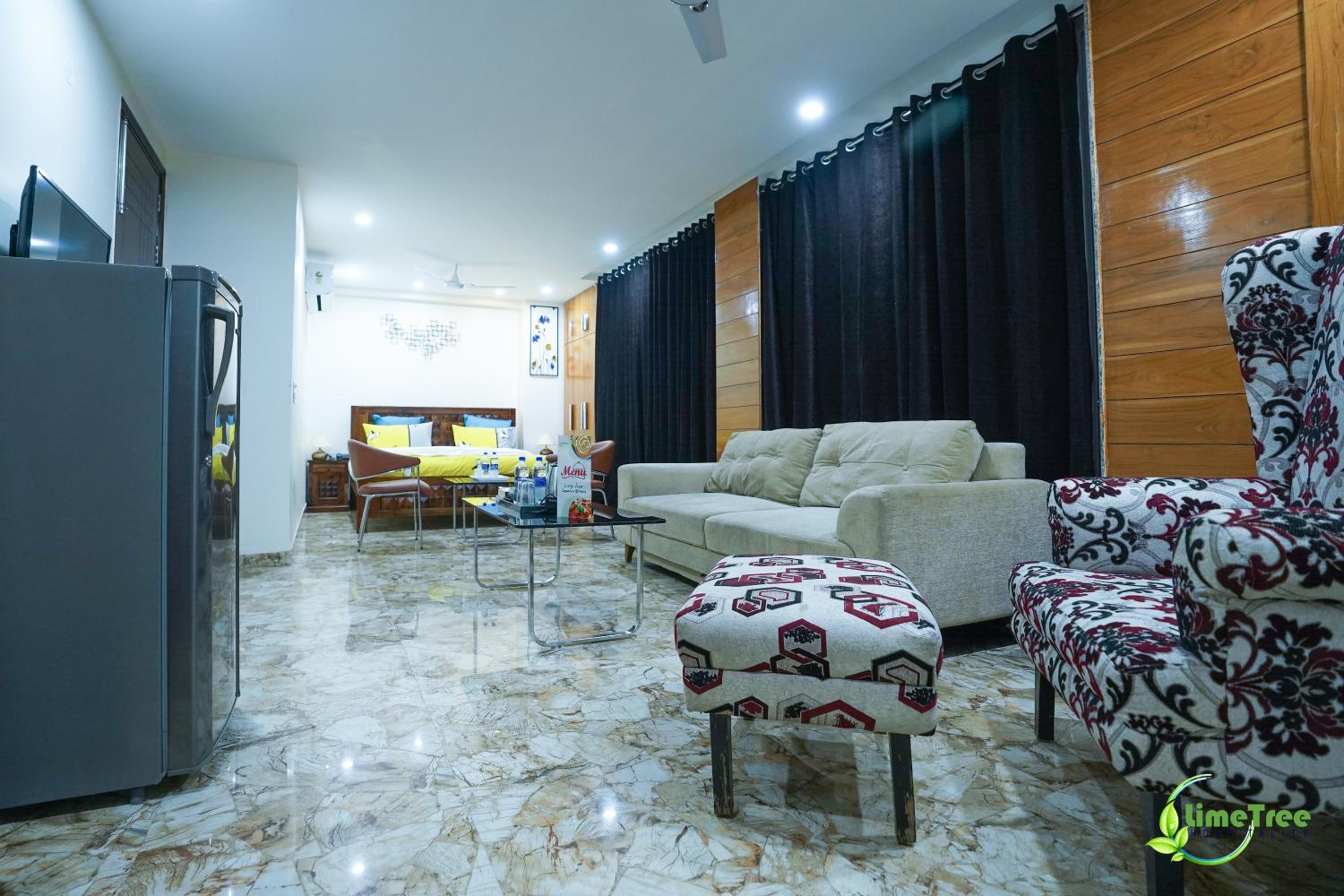 King Room with Balcony - Photo 40