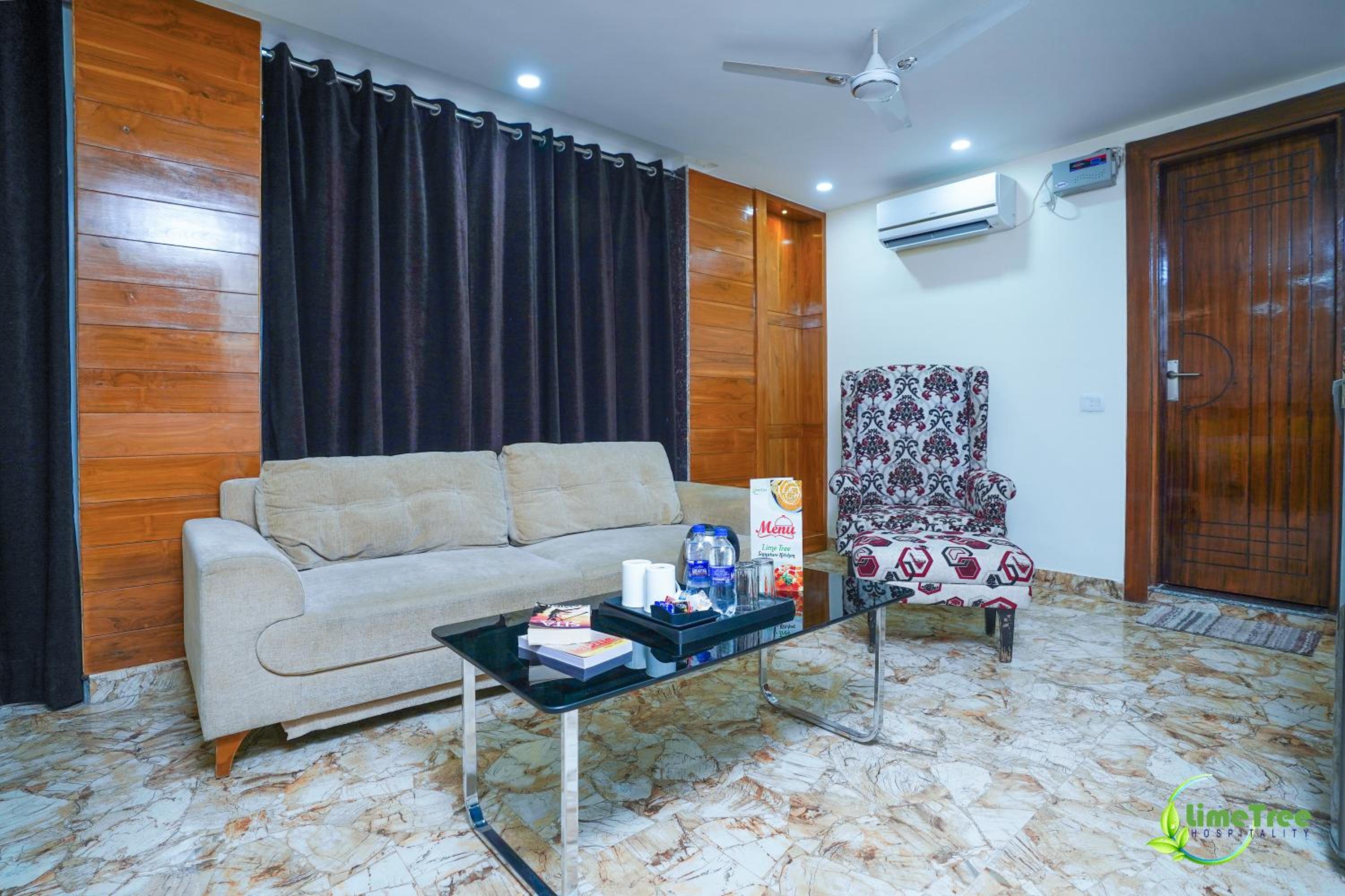 King Room with Balcony - Photo 10