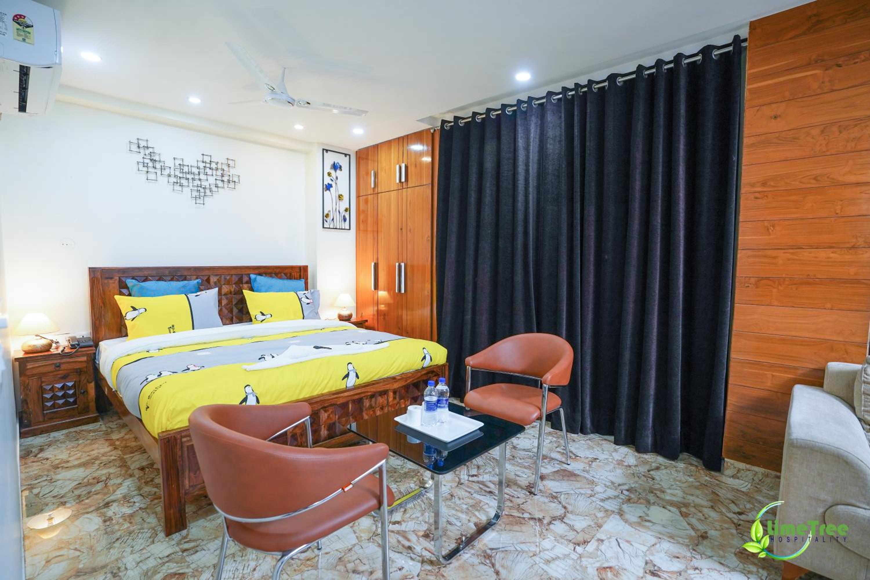 King Room with Balcony - Photo 9