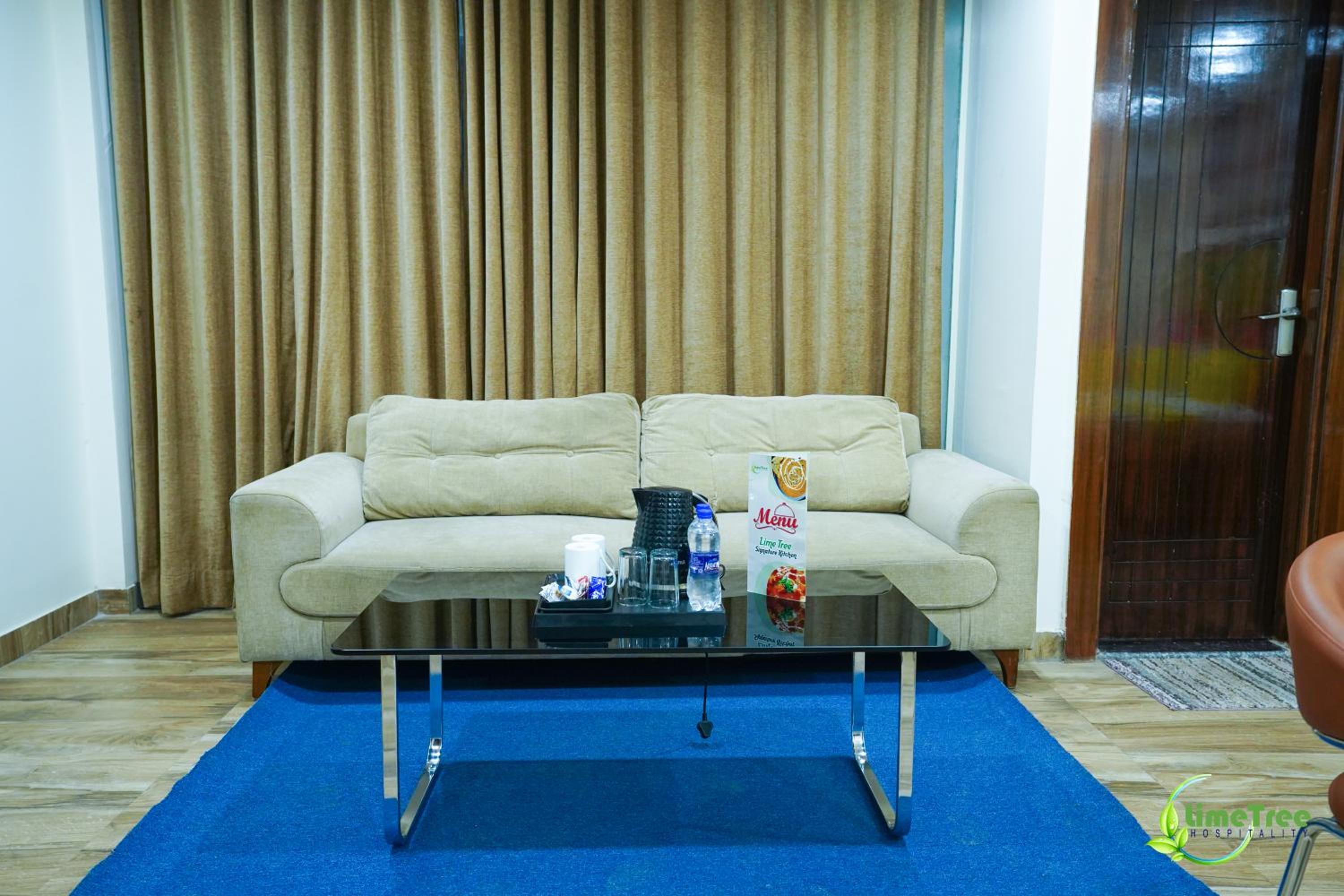 King Room with Balcony - Photo 8