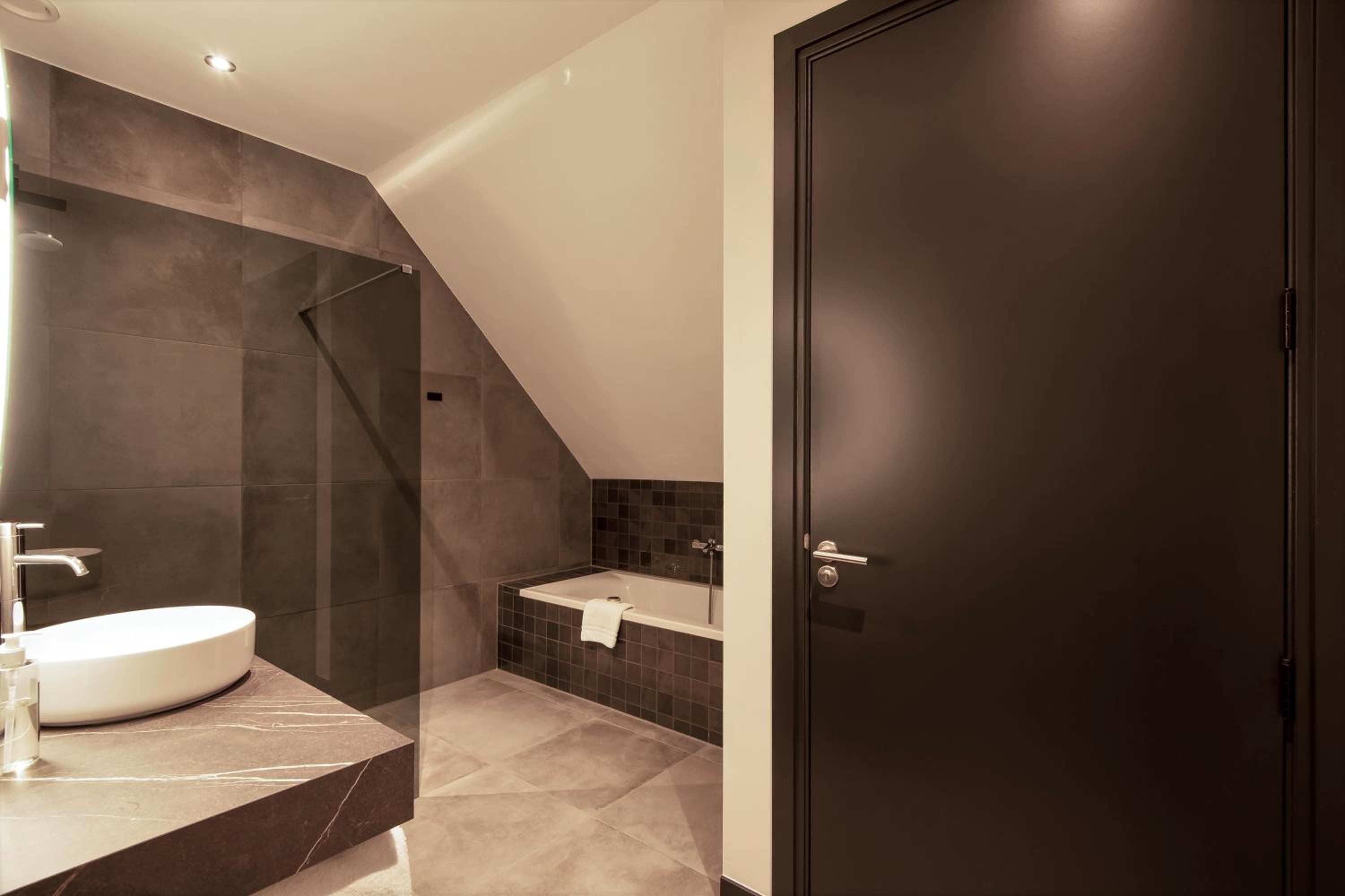 Deluxe Double Room with Bath - Photo 8