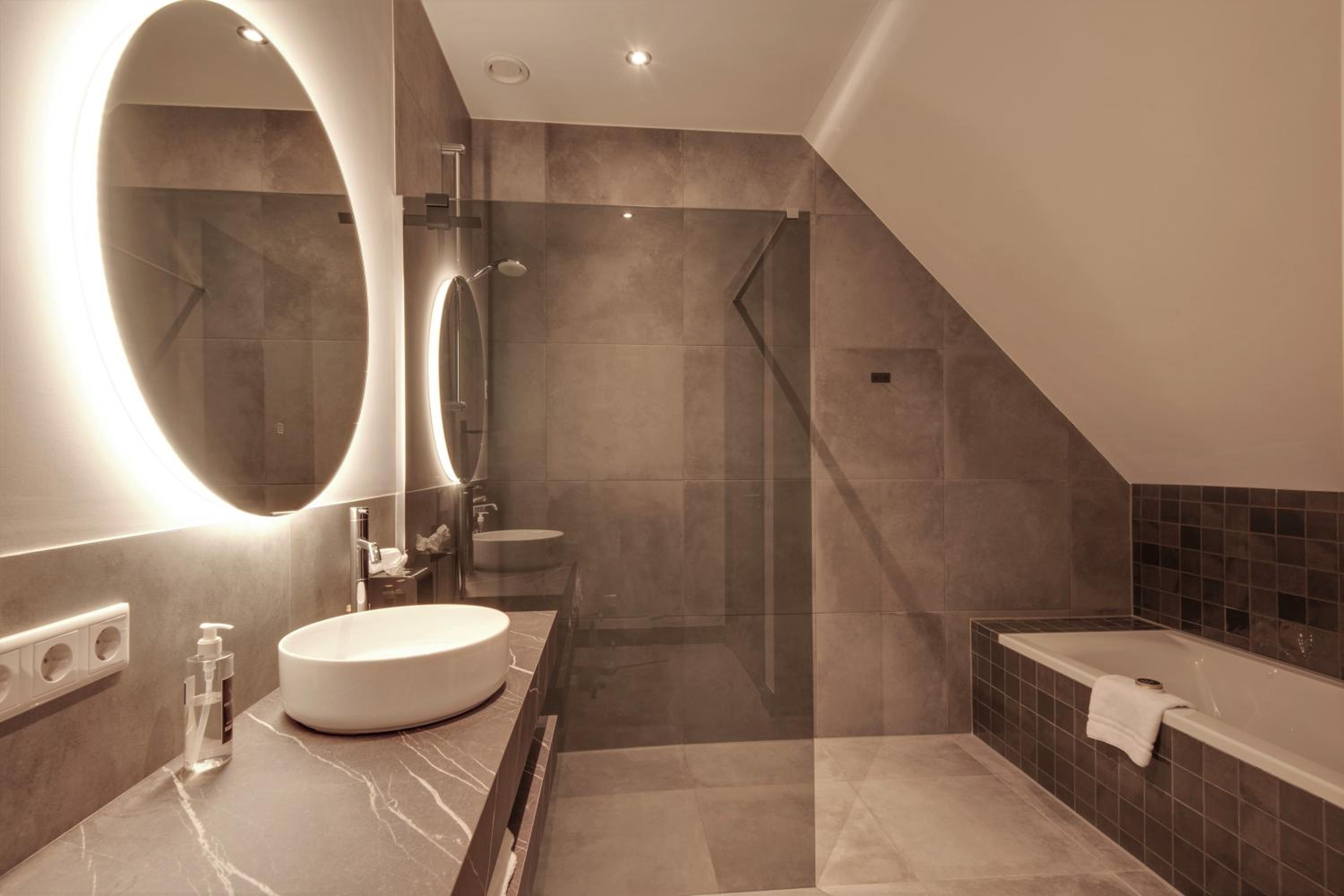 Deluxe Double Room with Bath - Photo 13