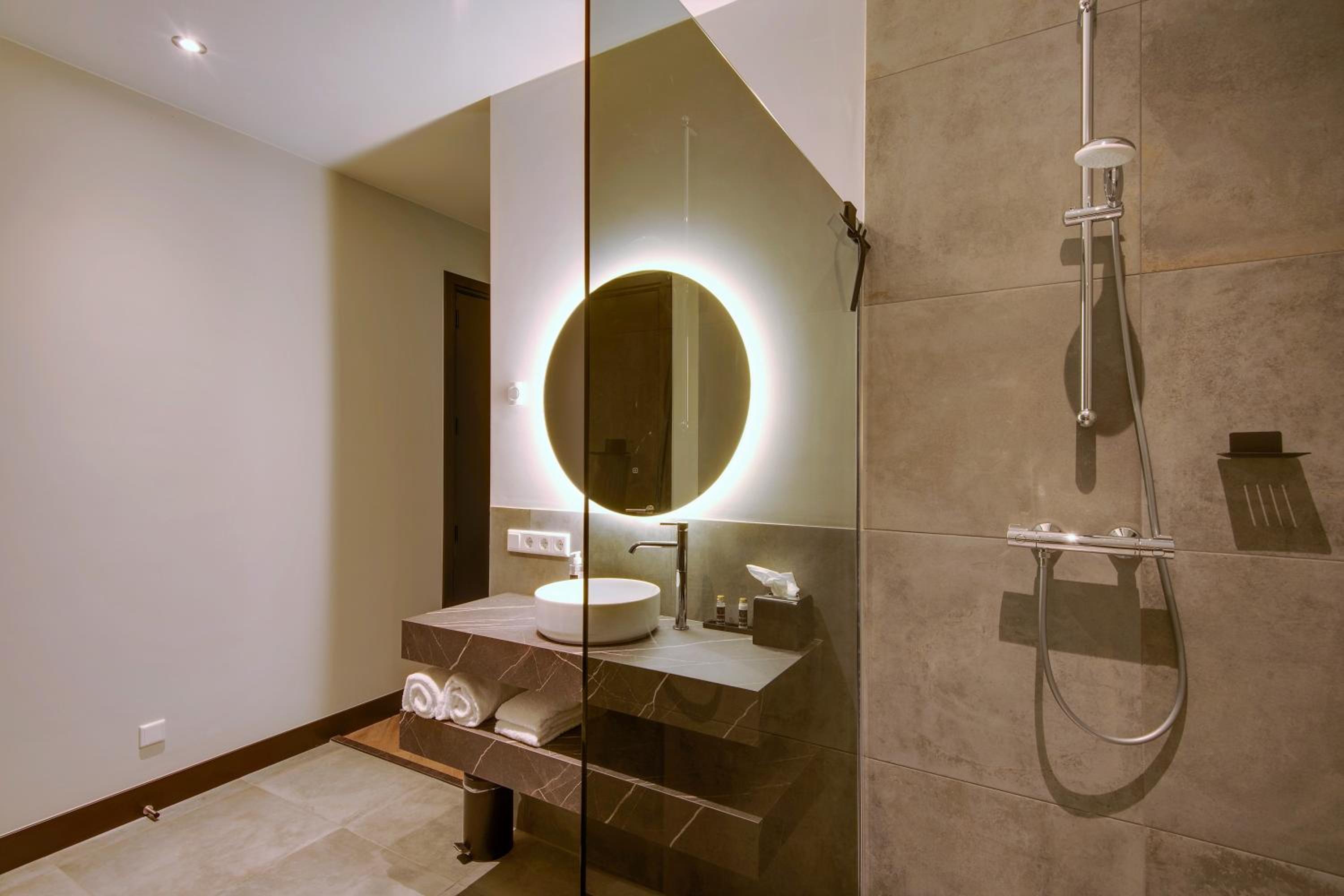 Deluxe Double Room with Bath - Photo 10