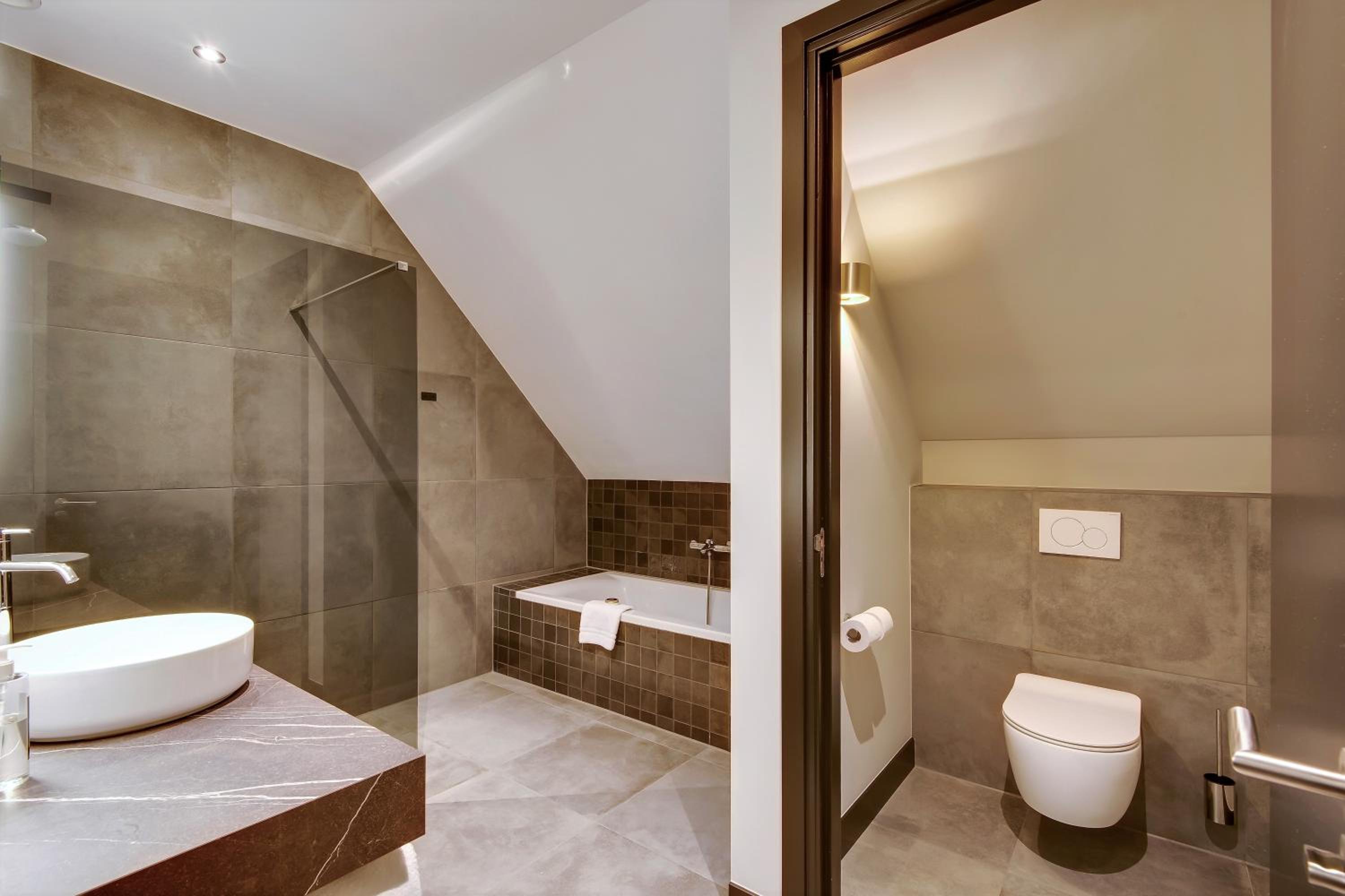 Deluxe Double Room with Bath - Photo 11